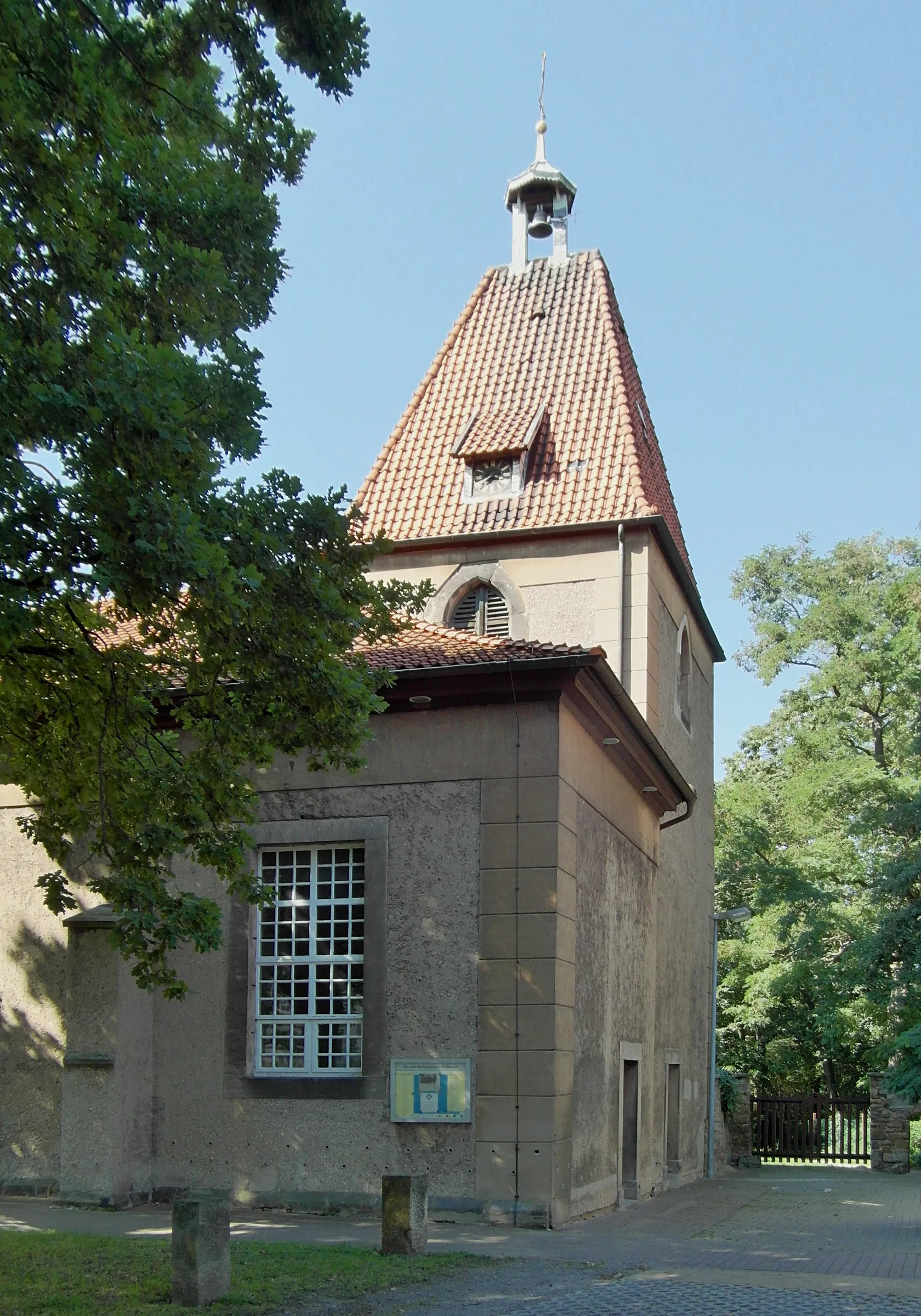 Photo showing: Der Turm der Kirche im Springer Stadtteil Gestorf wurde im 14. Jahrhundert auf dem Chor des Vorgängerbaues errichtet. Im Jahre 1772 wurde die Kirche erweitert.