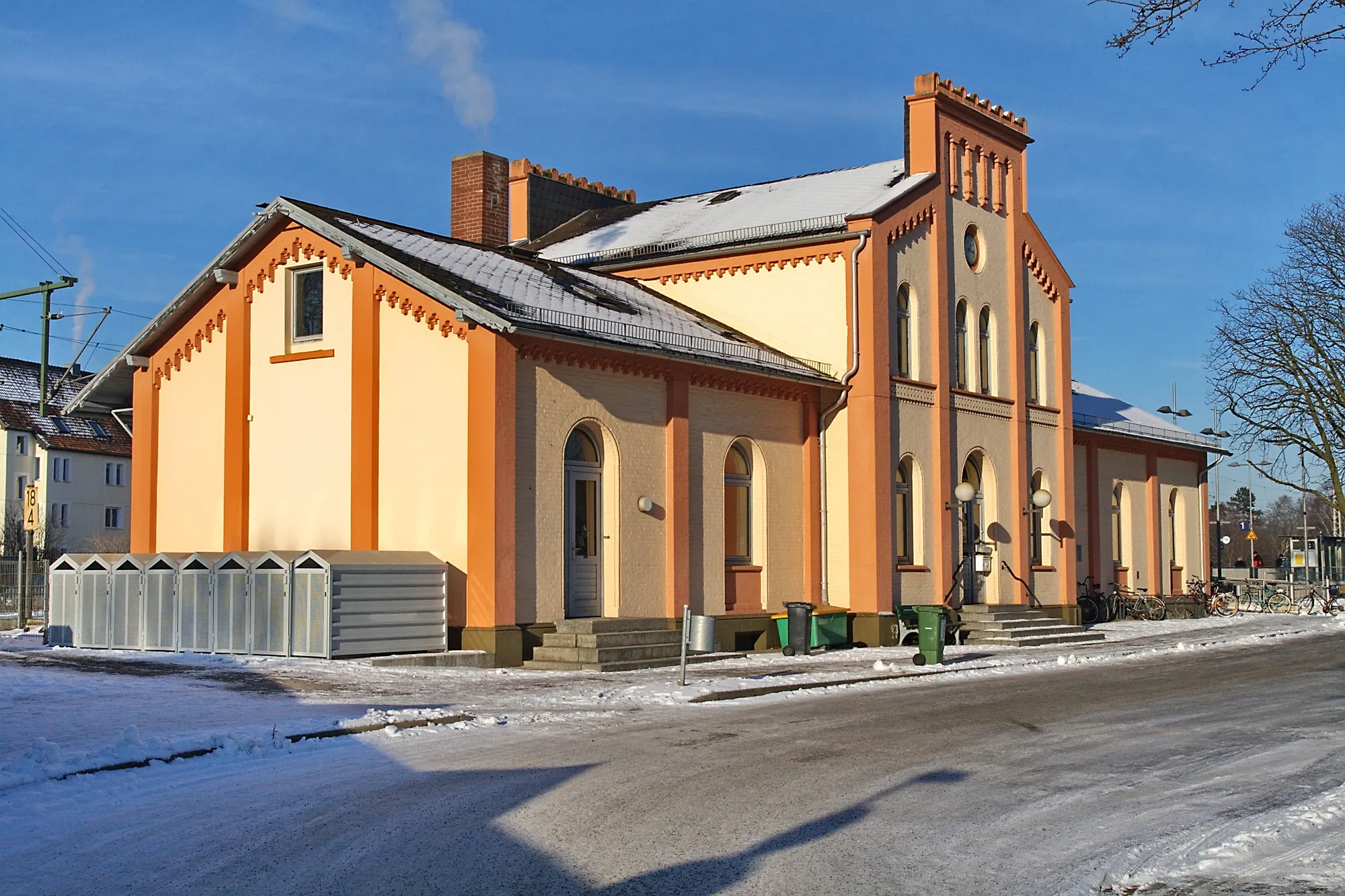 Photo showing: Bahnhofsgebäude Bahnhof Sarstedt, Niedersachsen, Deutschland.