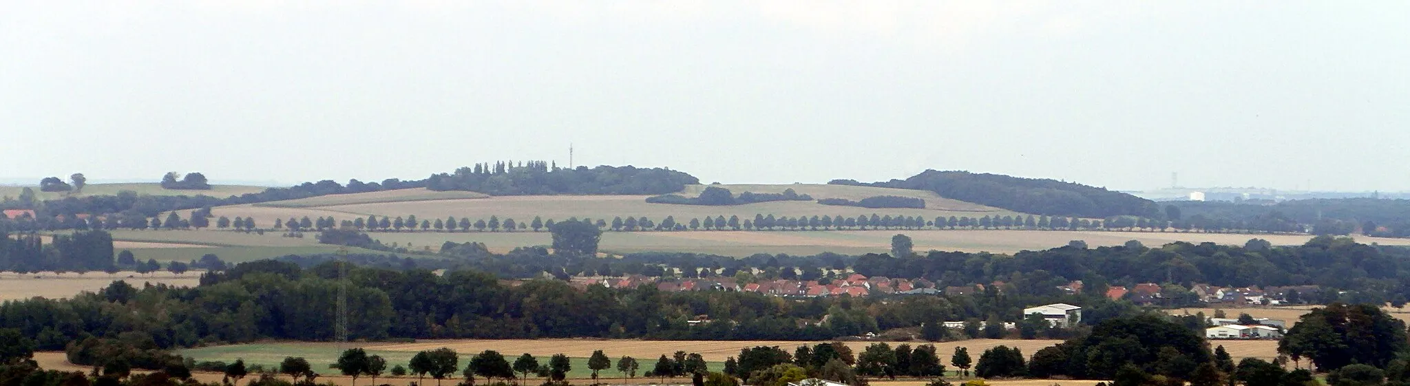 Photo showing: Blick vom Gipfel der Bergehalde im Zechenpark Barsinghausen in Richtung Stemmer Berg über Schacht IV und Eckerde