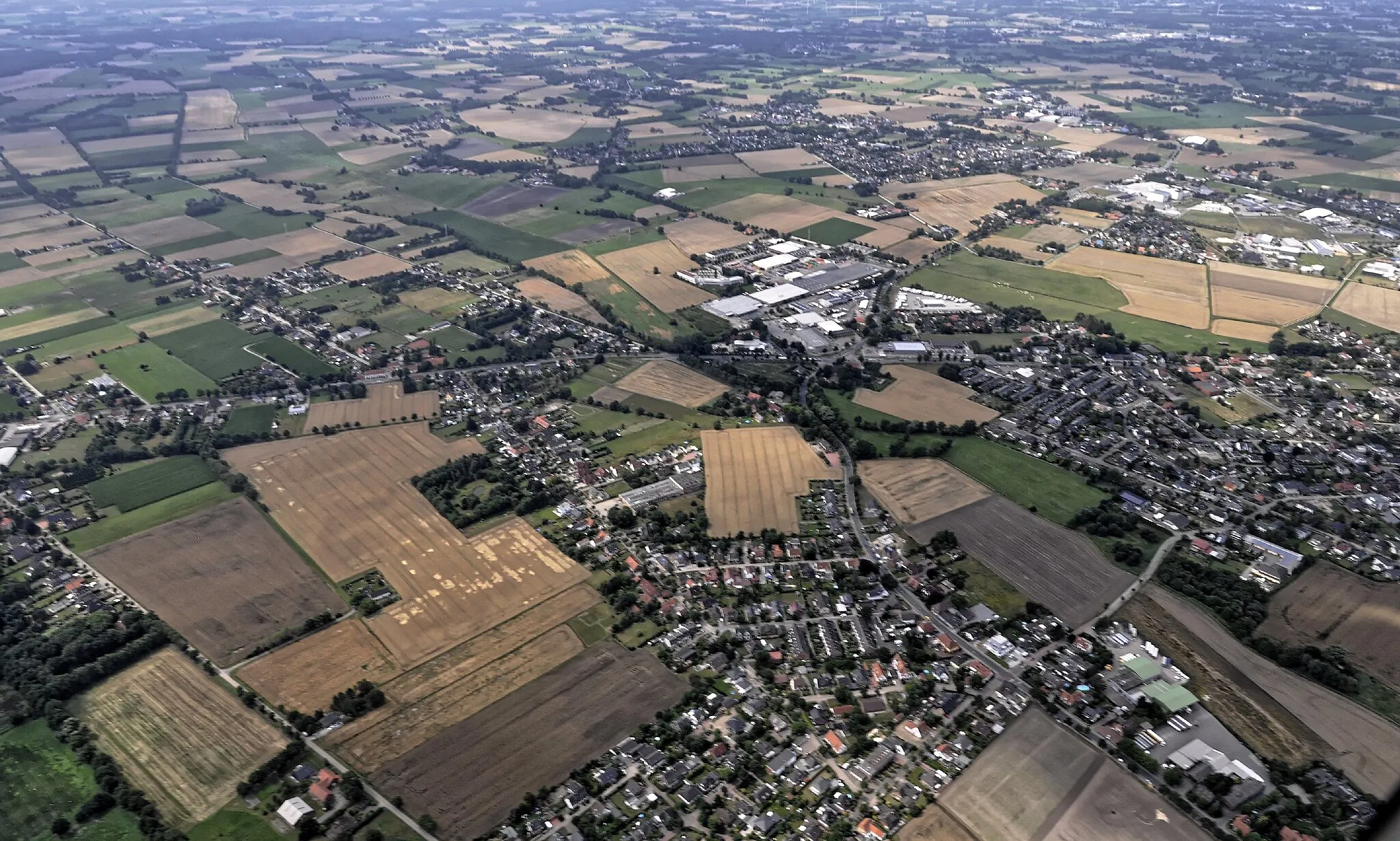 Photo showing: Bilder vom Flug Nordholz-Hammelburg 2015: Blick von Osten auf das Gewerbegebiet Angelse im Süden von Erichshof;

vorn Teil von Leeste; am rechten Bildrand Erichshof; im Hintergrund Seckenhausen.