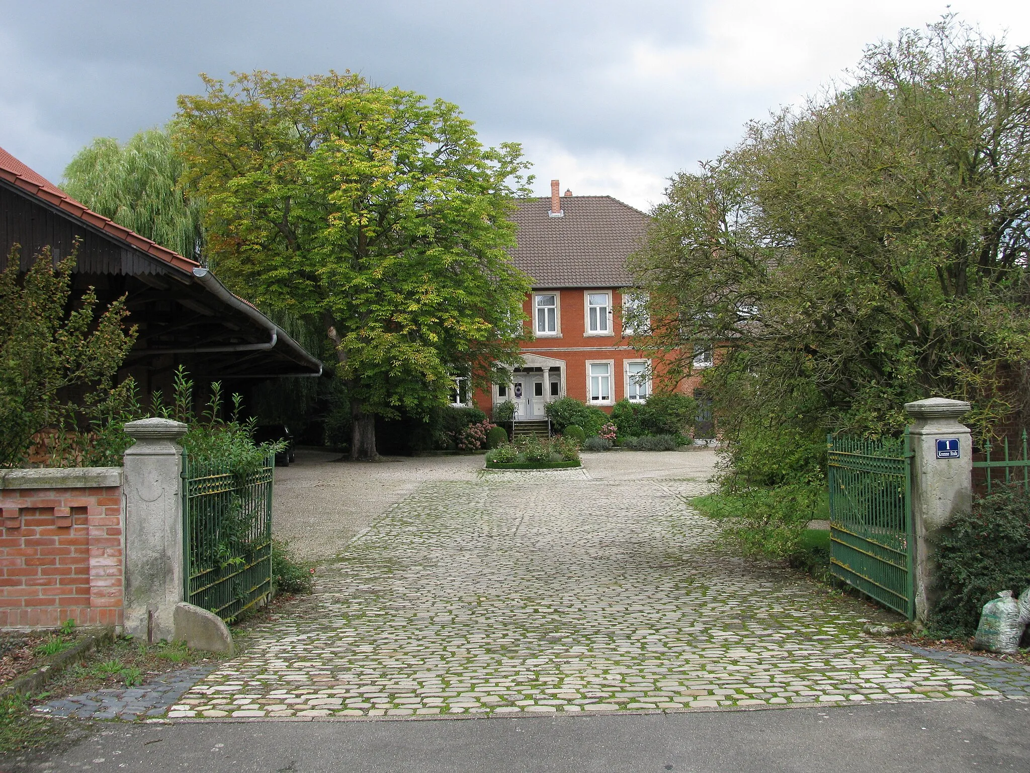 Photo showing: Blick in die Hofanlage Krumme Straße 1 in Devese