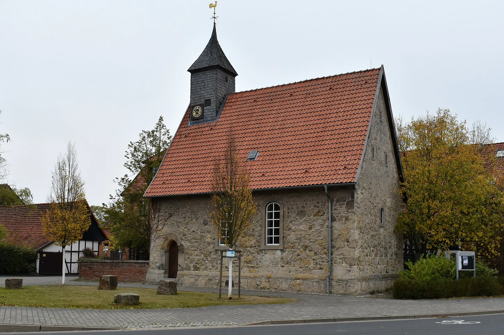 Photo showing: View from the south-east of the listed chapel from 1616 in Bilm (Sehnde): The fortified church made of rubble stones with loopholes in the west wall has a bell from 1578, which apparently comes from a previous building. The chapel congregation was abolished in 2012, but weddings, for example, continue to take place in the chapel.