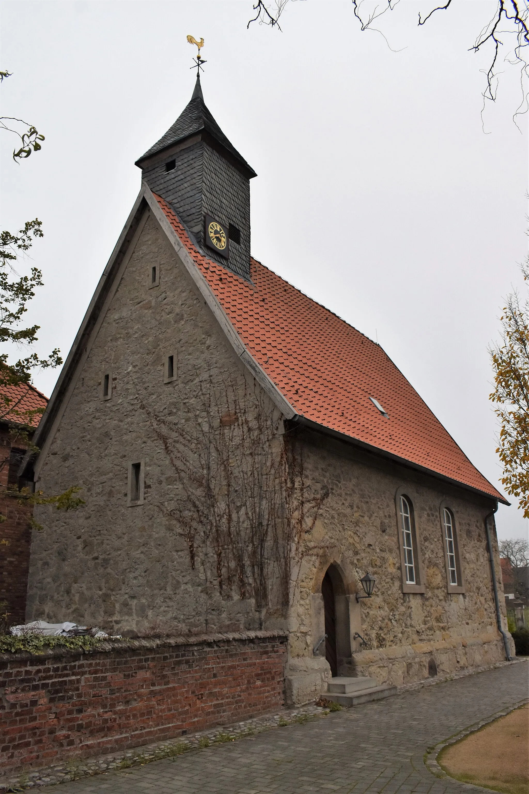 Photo showing: View from the south-west of the listed chapel from 1616 in Bilm (Sehnde): The fortified church made of rubble stones with loopholes in the west wall has a bell from 1578, which apparently comes from a previous building. The chapel congregation was abolished in 2012, but weddings, for example, continue to take place in the chapel.