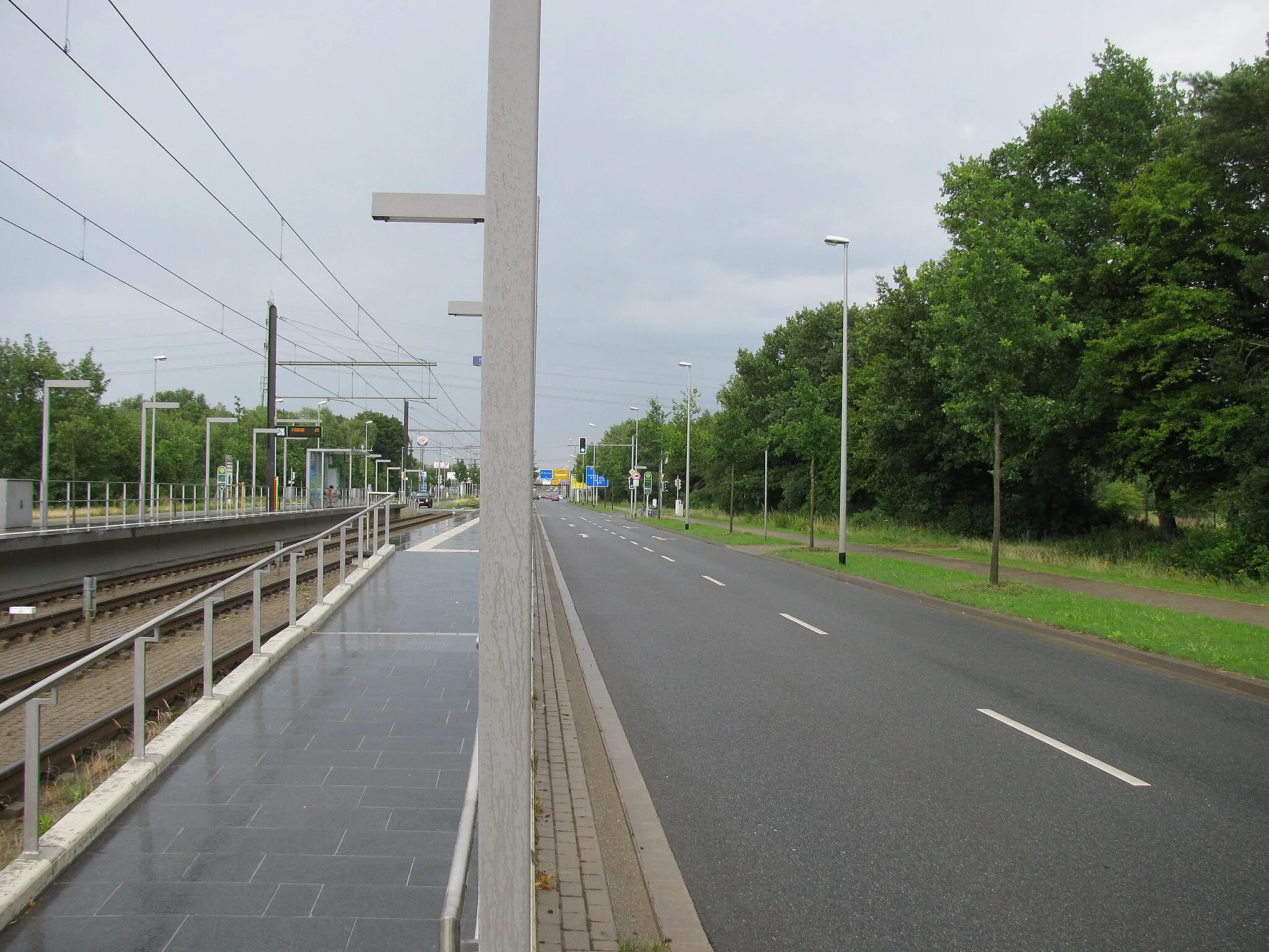 Photo showing: die Stadtbahnhaltestelle Oldenburger Allee in der Kirchhorster Straße