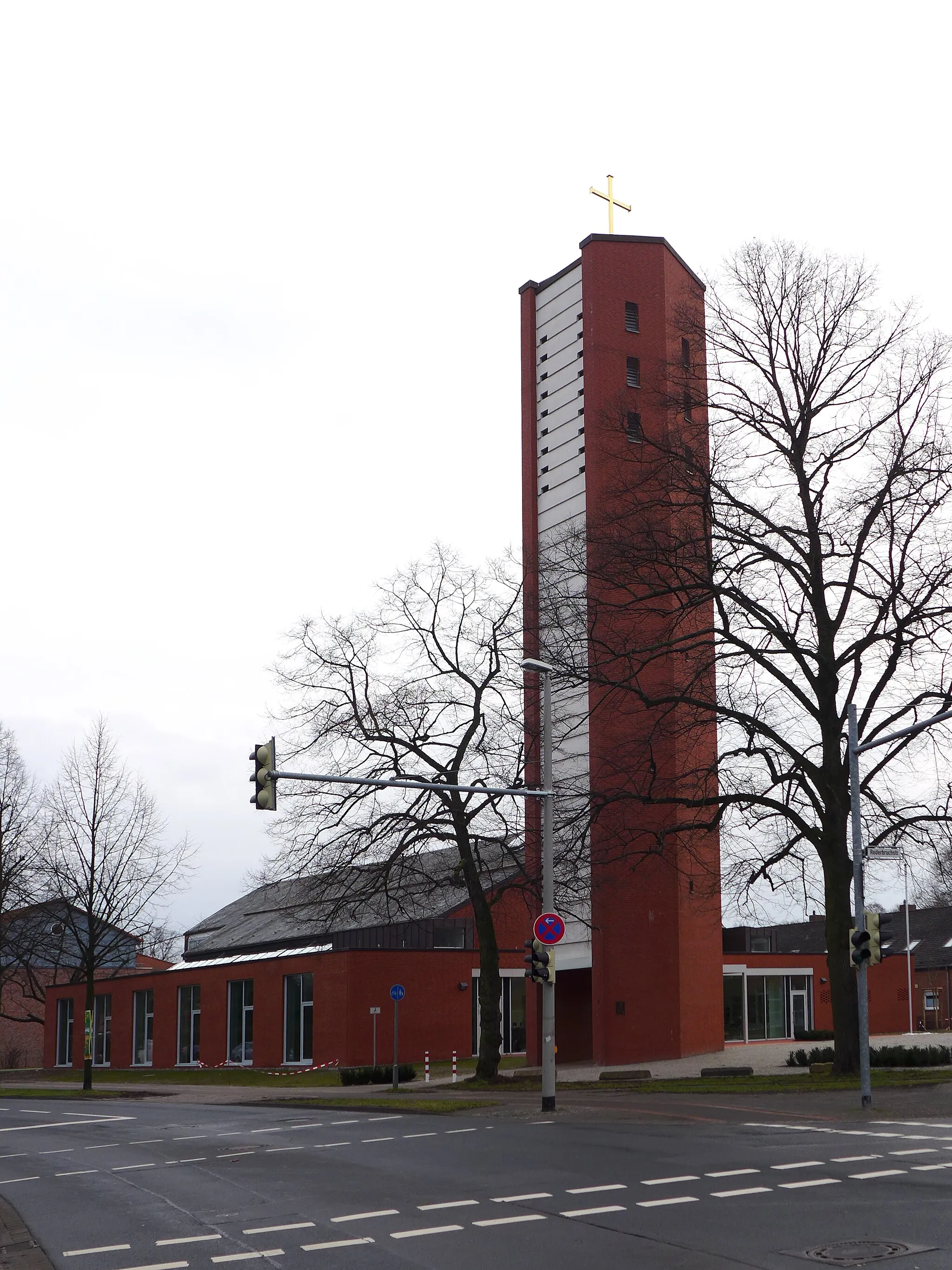 Photo showing: Die Matthiaskirche in Hannovers Stadtteil Groß Buchholz nach dem 2014 abgeschlossenen Umbau.