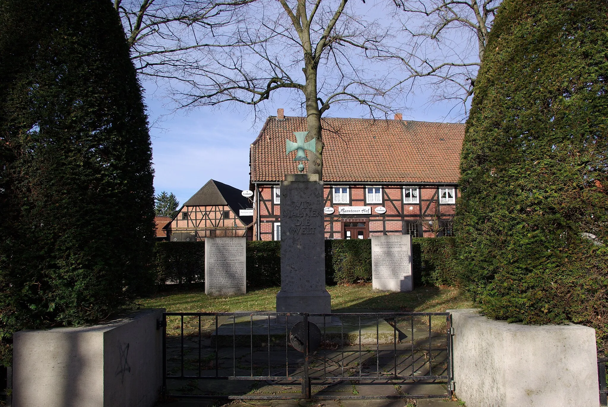 Photo showing: Nordstemmen, Ortsteil Barnten in Niedersachsen Das linke Haus steht unter Denkmalschutz.