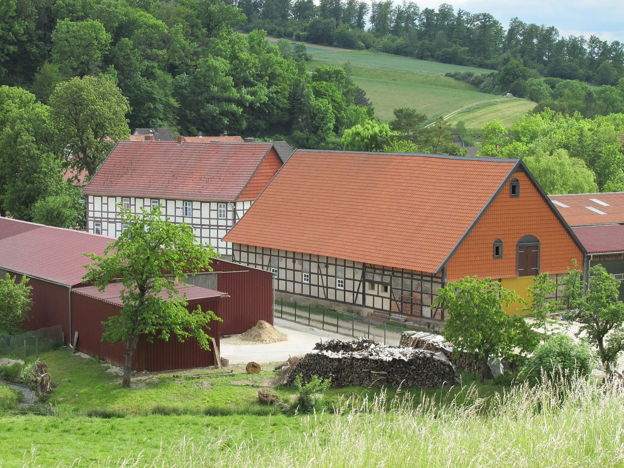 Photo showing: das Haus Am Burghof 1 in Alfeld mit der zugehörigen Scheune davor