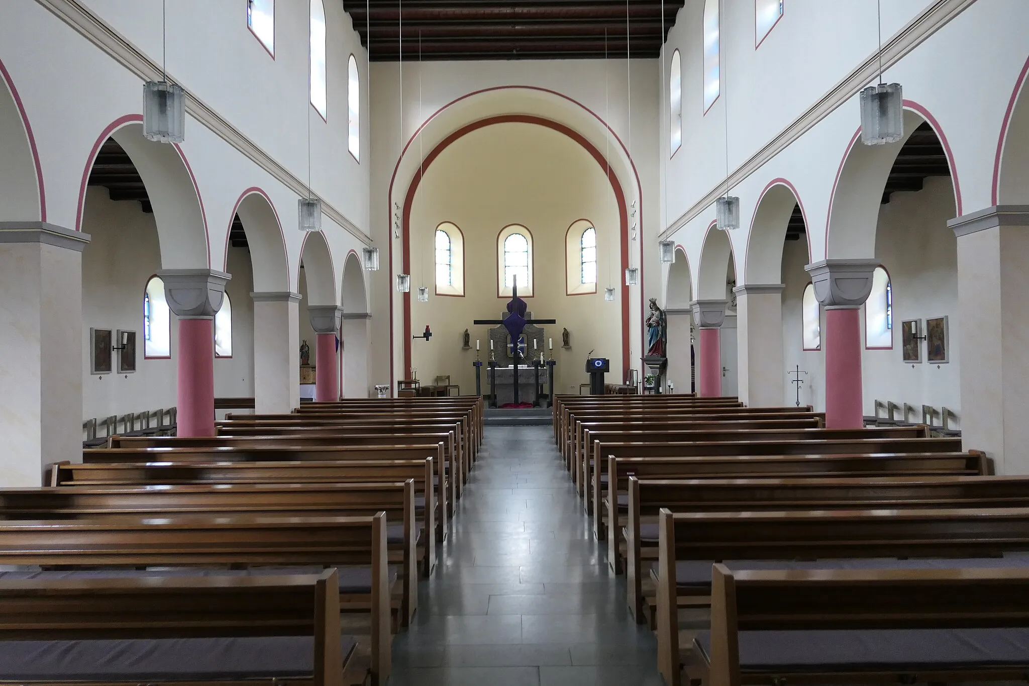 Photo showing: Inneres der kath. Pfarrkirche St. Mariä Unbefleckte Empfängnis, HI-Bavensted