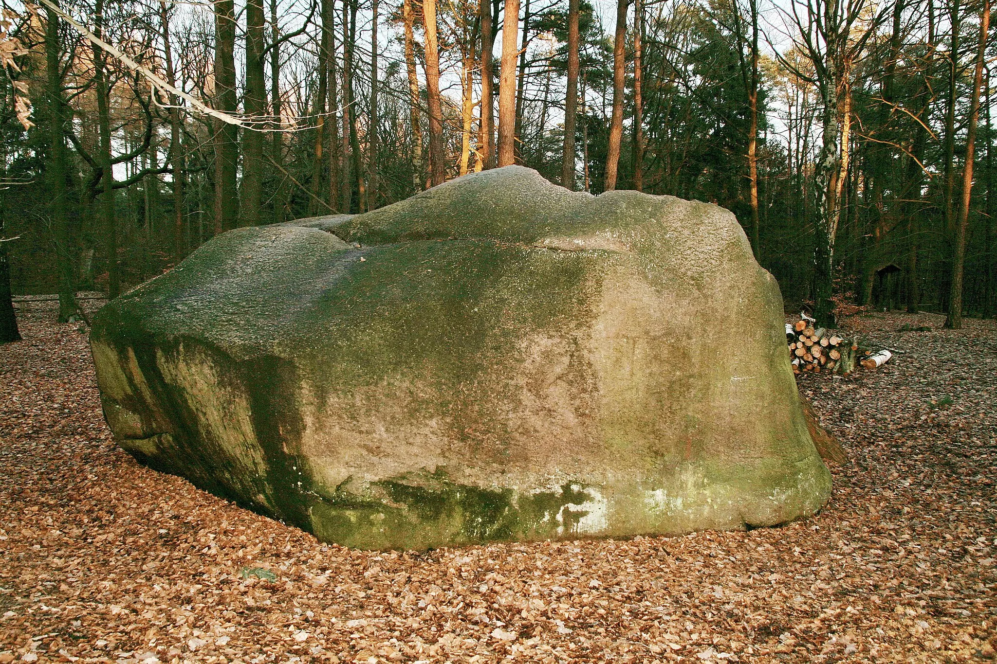 Photo showing: Der Giebichenstein bei Stöckse ist mit 330t einer der größten Findlinge Norddeutschlands. Ein Abbild des Giebichensteins ist Teil der Wappen von Stöckse und der Samtgemeinde Steimbke.