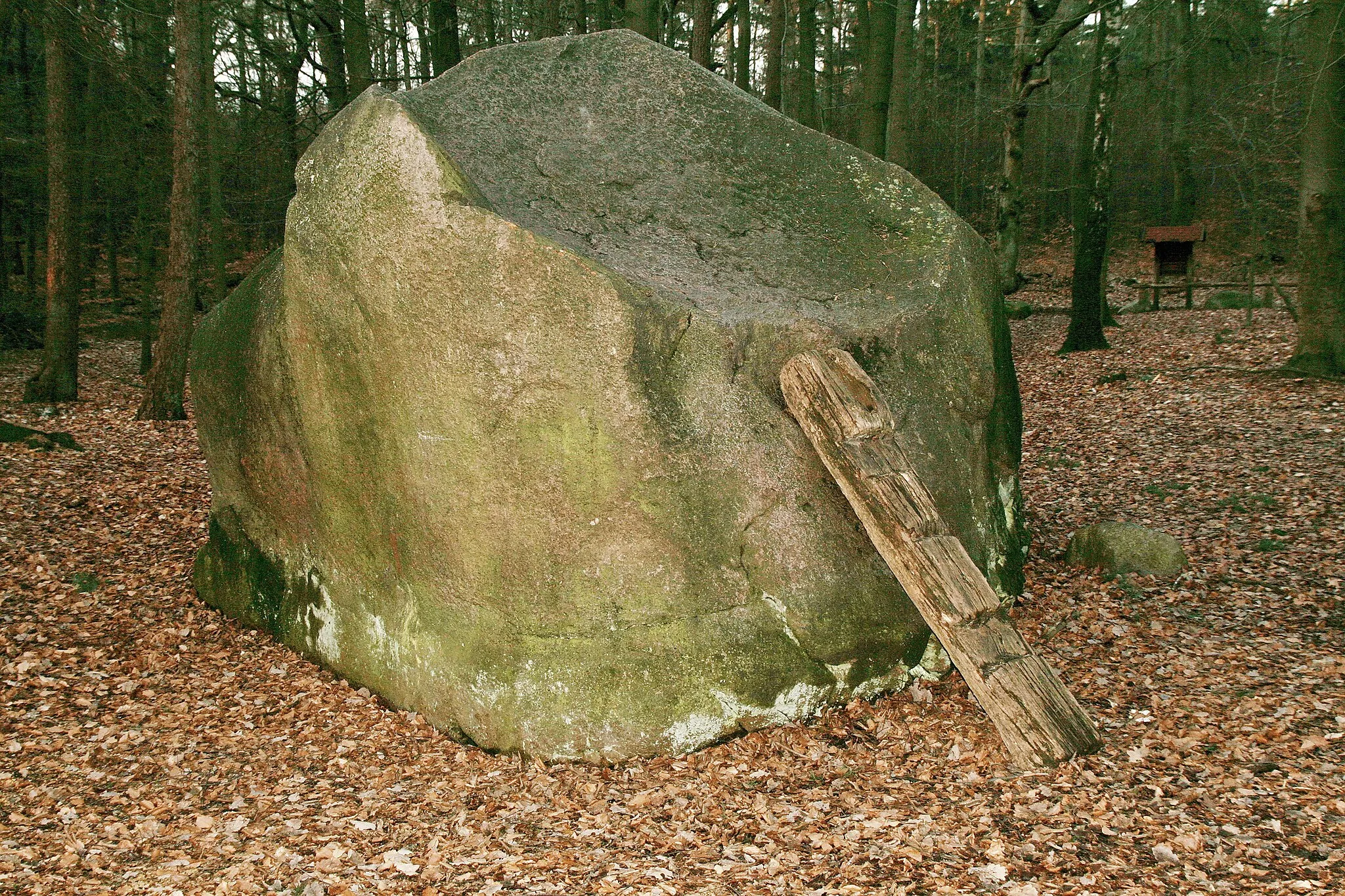 Photo showing: Der Giebichenstein bei Stöckse ist mit 330t einer der größten Findlinge Norddeutschlands. Ein Abbild des Giebichensteins ist Teil der Wappen von Stöckse und der Samtgemeinde Steimbke.