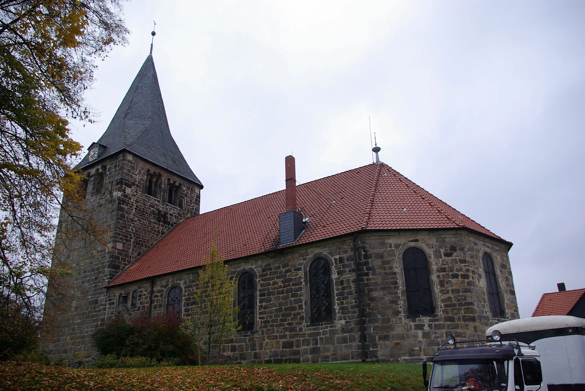 Photo showing: Völksen, Springe, Deutschland. Die alte Kirche im Ortskern des Ortsteils von Springe. Geptag in Exif-Daten