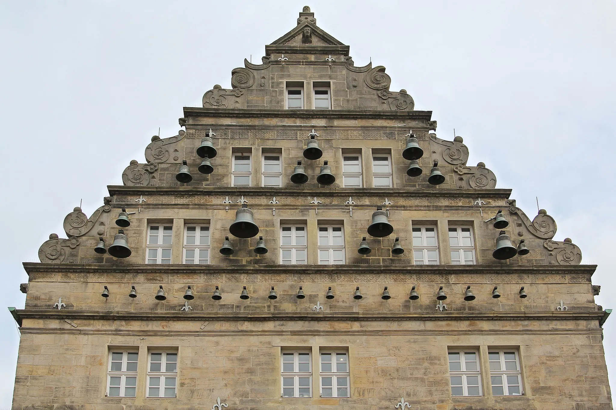Photo showing: Glocken am Hochzeitshaus Hameln