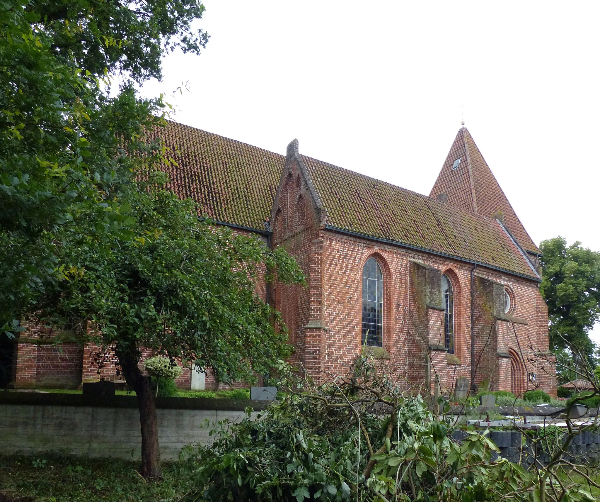 Photo showing: Nordseite der Heilig-Kreuz-Kirche in Bardewisch