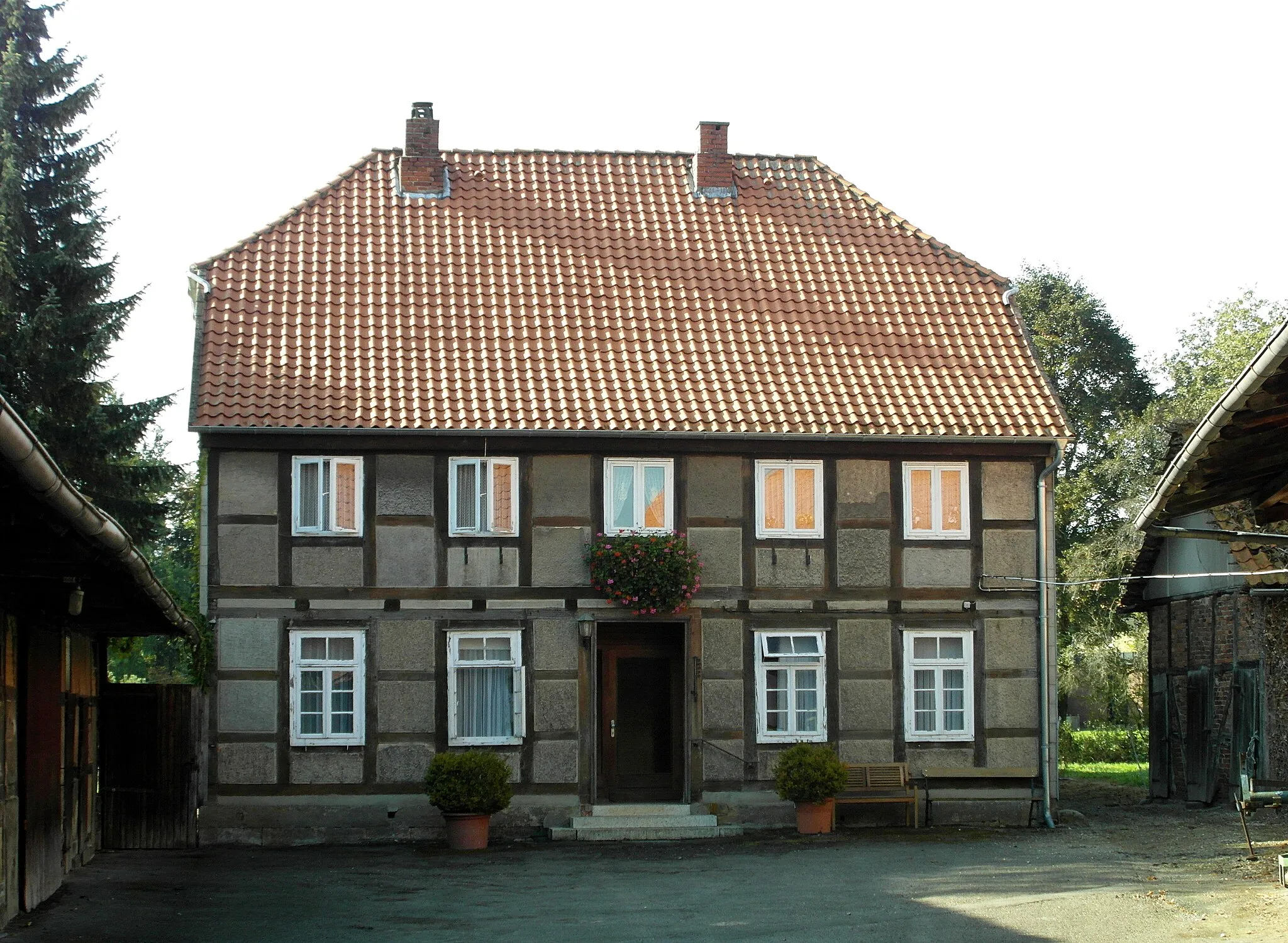 Photo showing: Alte Rodenbeeke 4, Springe-Alvesrode – Das Wohnhaus des Hofs ist ein zweistöckiger Wandständerbau mit einem Halbwalmdach.