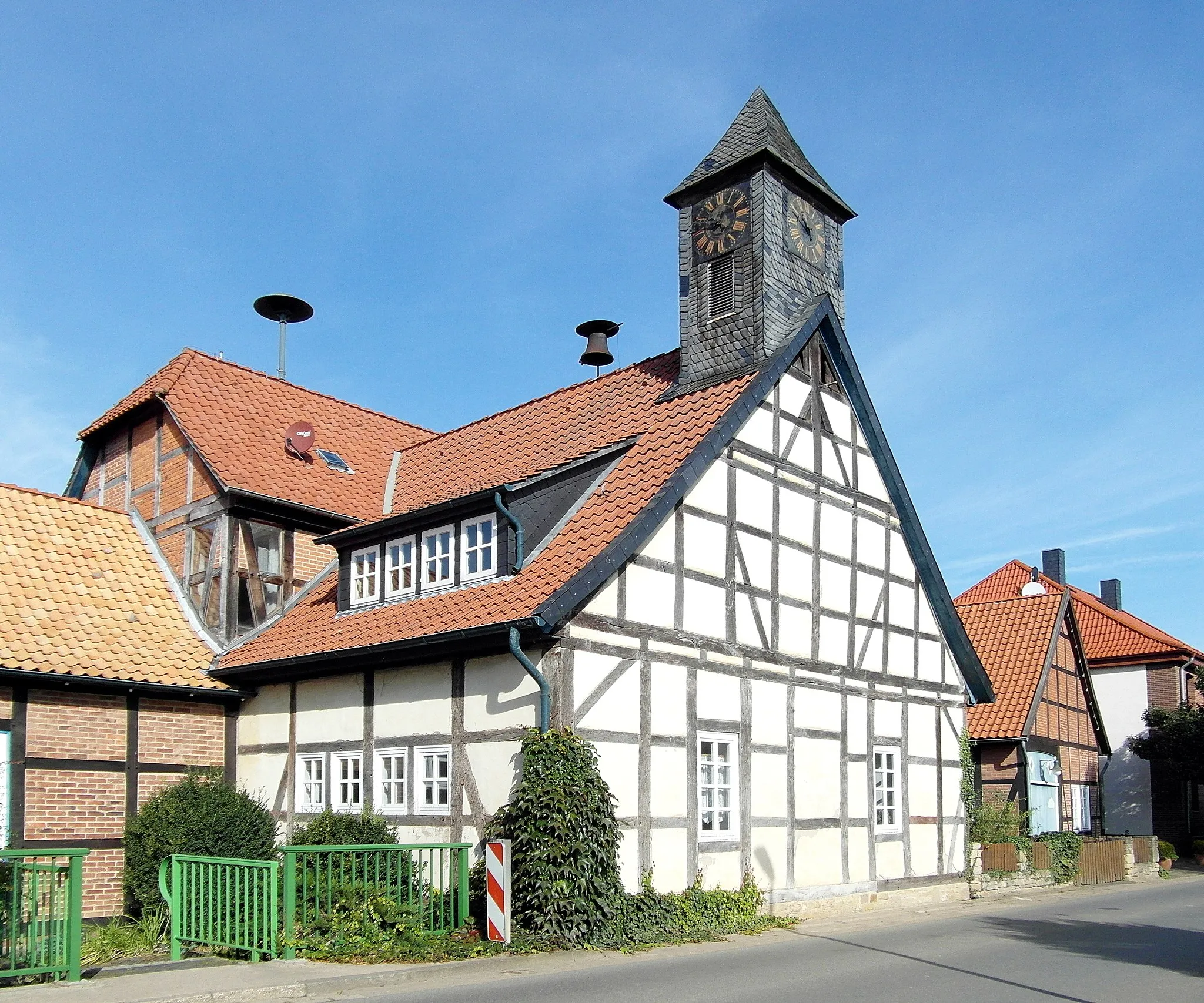 Photo showing: Zum Saupark 12, Springe-Alvesrode – Die ehemalige Kapelle stammt aus dem Jahre 1839.