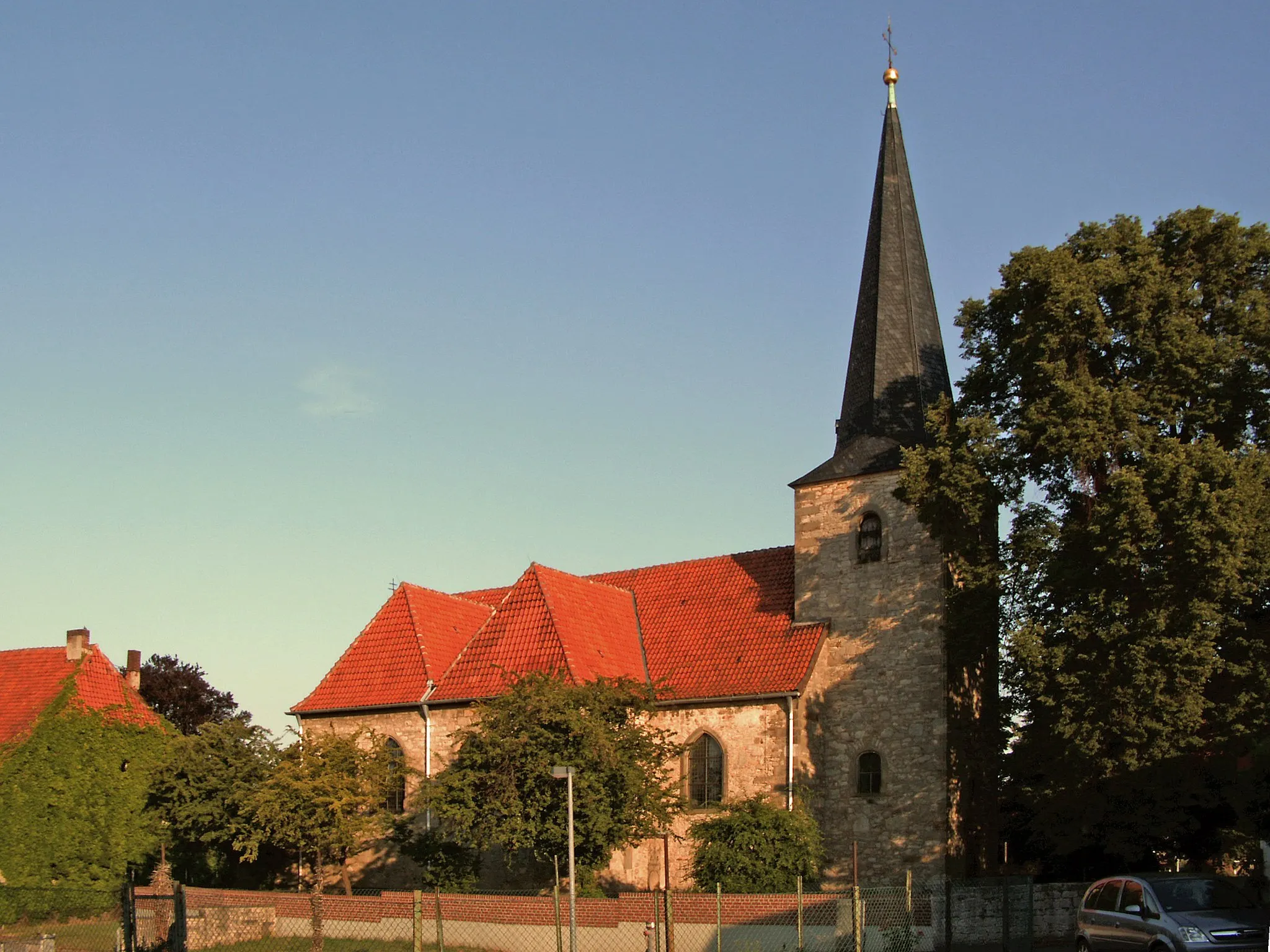 Photo showing: Katholische Kirche in Groß Giesen, Landkreis Hildesheim; rechts im Bild am Kirchturm die als Naturdenkmal geschützte Linde (ND-HI 165)