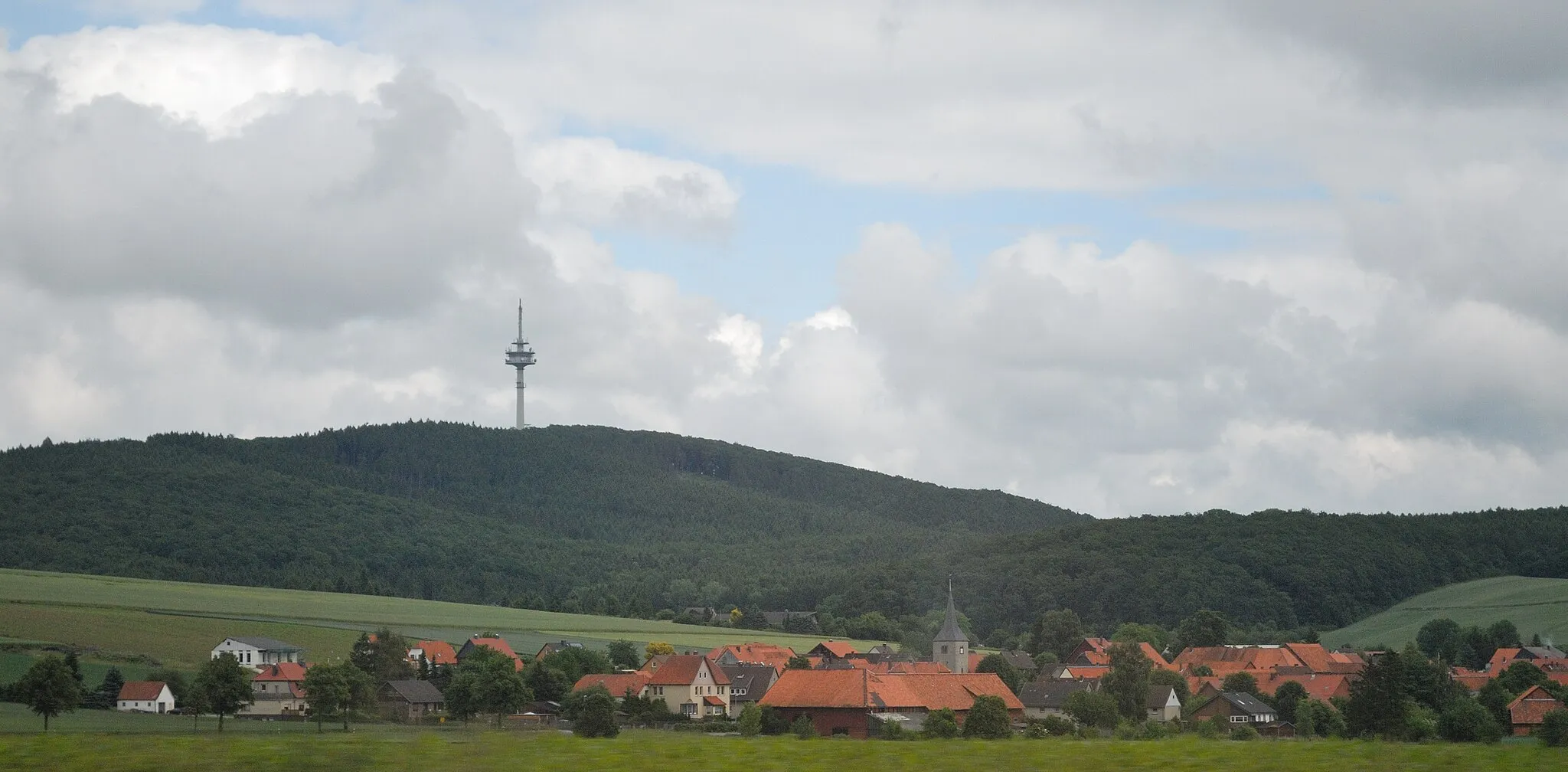 Photo showing: Radio tower Sibbesse. Image taken from an ICE train.