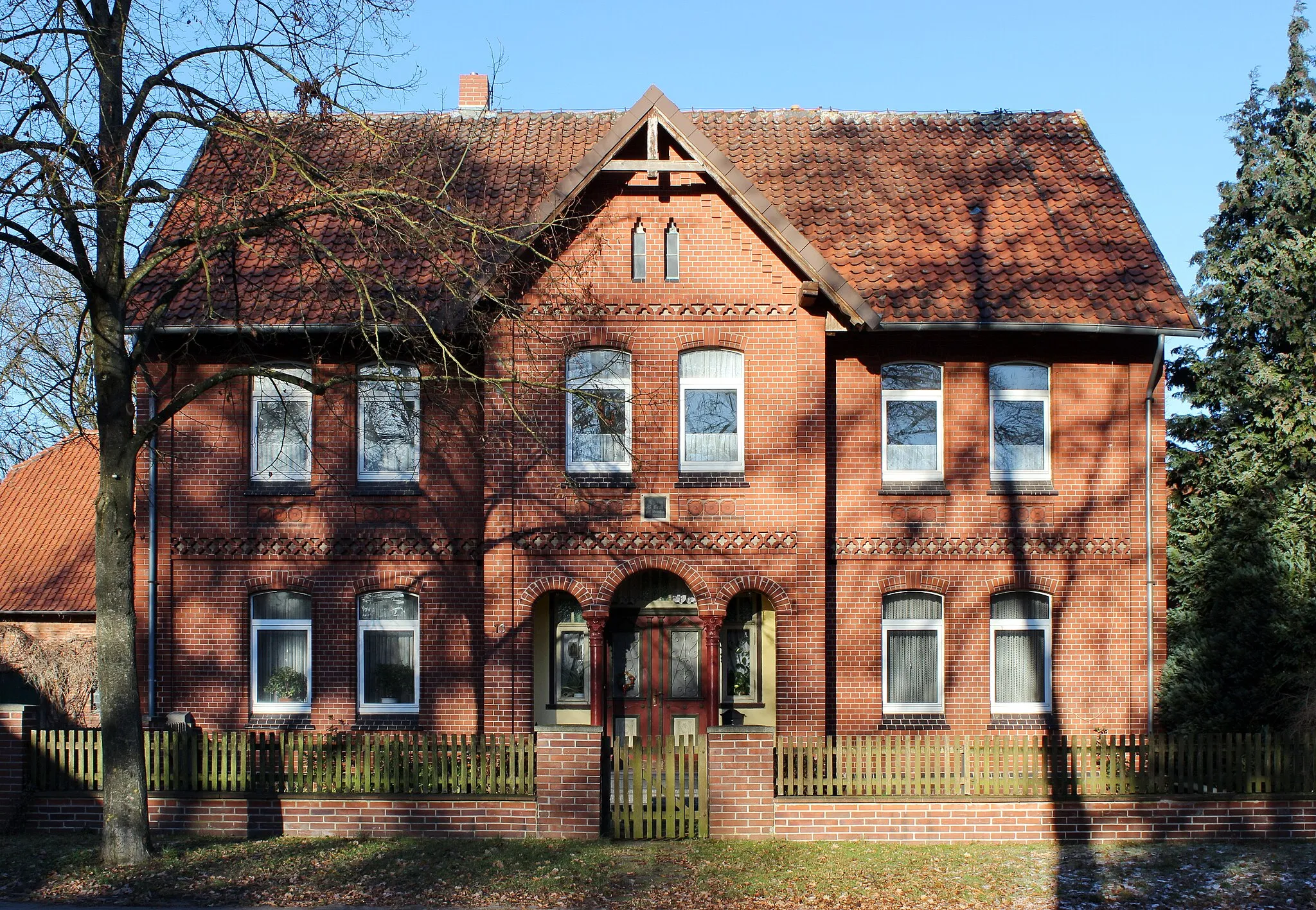 Photo showing: Die Hofstelle in der Grünen Allee 13  in Ramlingen ist ein Baudenkmal.