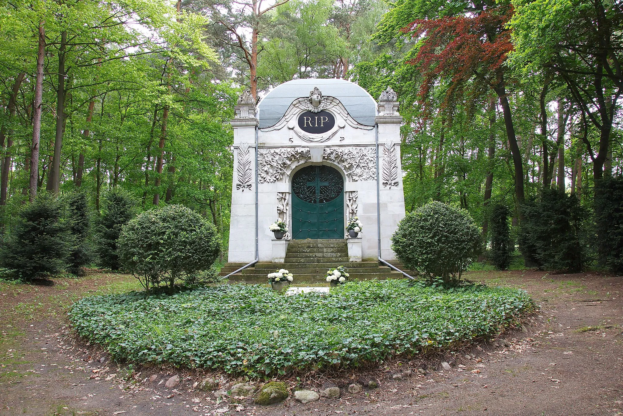 Photo showing: Baudenkmal Mausoleum in Neuwarmbüchen (Isernhagen), Niedersachsen, Deutschland
