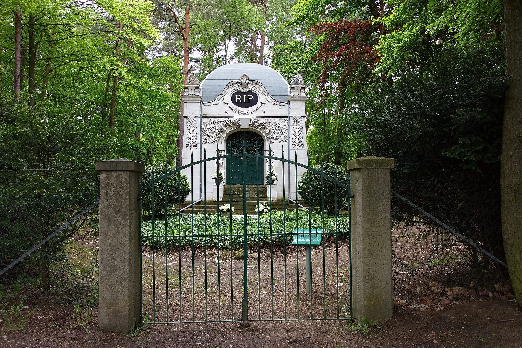 Photo showing: Baudenkmal Mausoleum in Neuwarmbüchen (Isernhagen), Niedersachsen, Deutschland