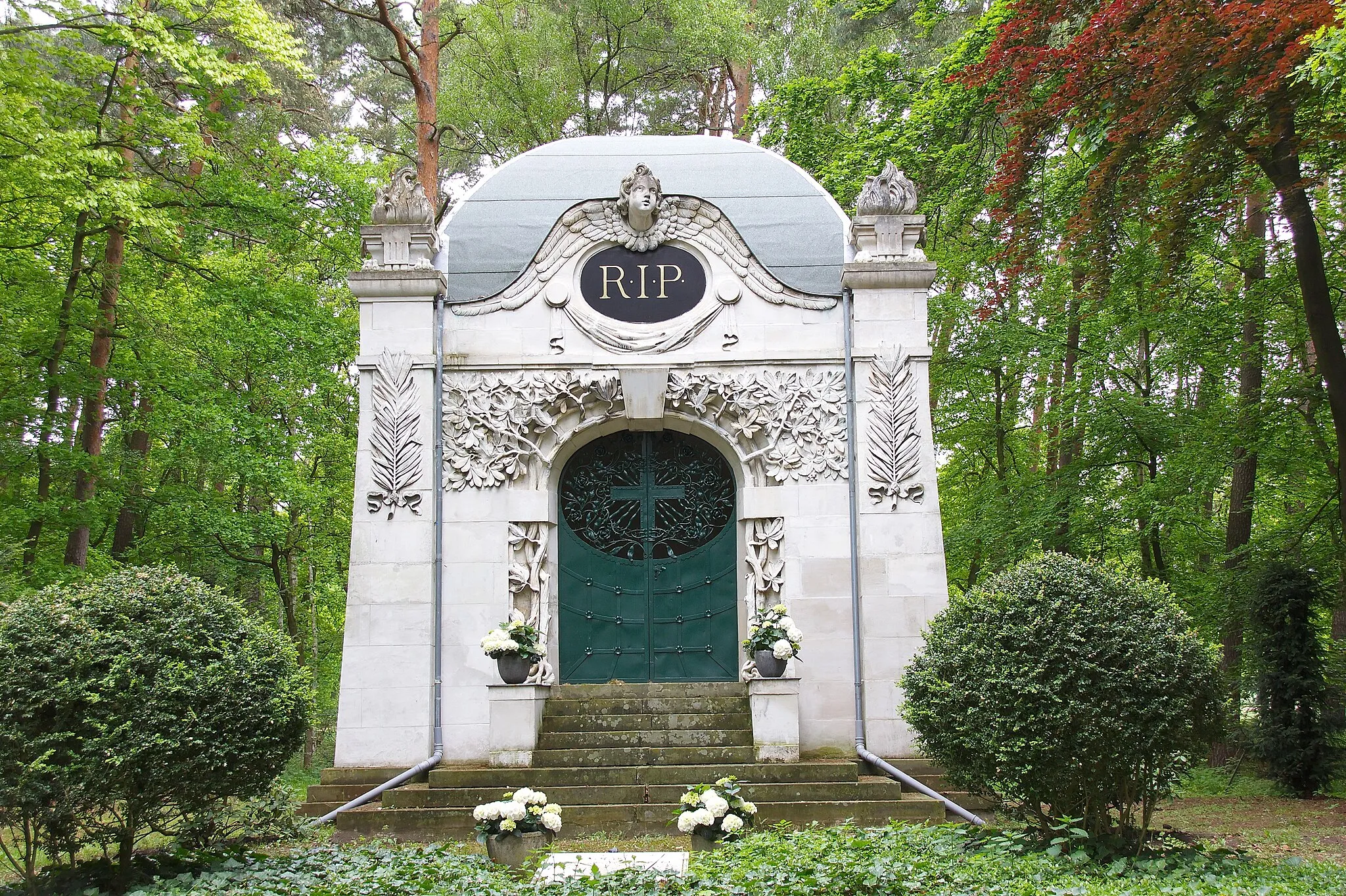 Photo showing: Baudenkmal Mausoleum in Neuwarmbüchen (Isernhagen), Niedersachsen, Deutschland