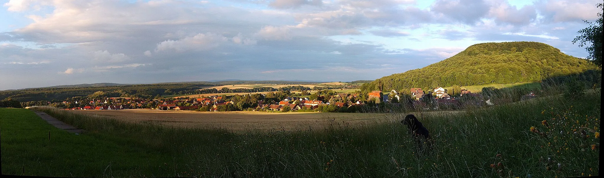 Photo showing: Eine Panorama-Aufnahme des Dorfes Reyershausen (rechts die Ratsburg am nördlichen Rand des Göttinger Waldes)