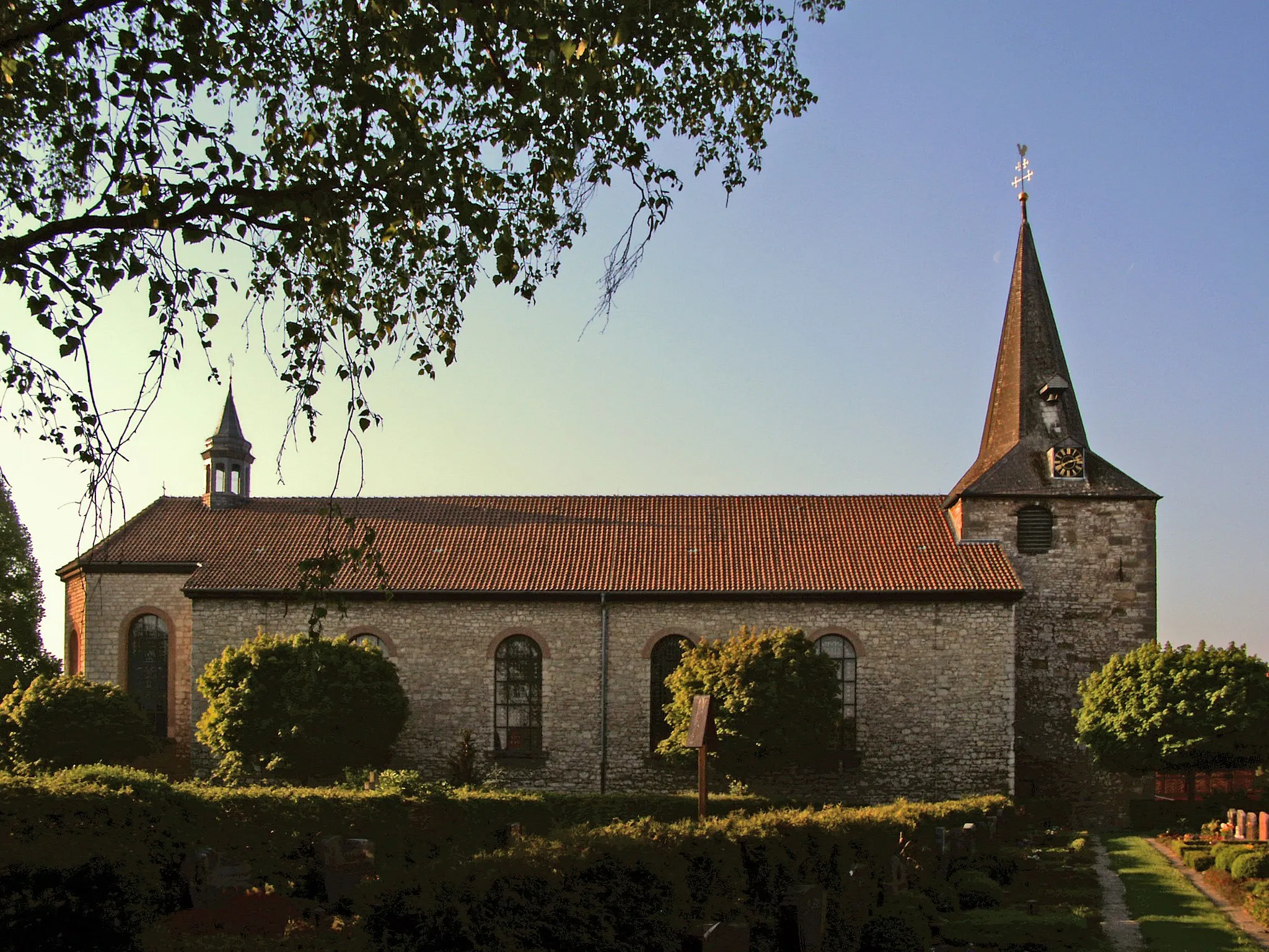Photo showing: Katholische Kirche St. Martinus in Emmerke, Ortsteil von Giesen, Landkreis Hildesheim, von der Nordseite aus gesehen