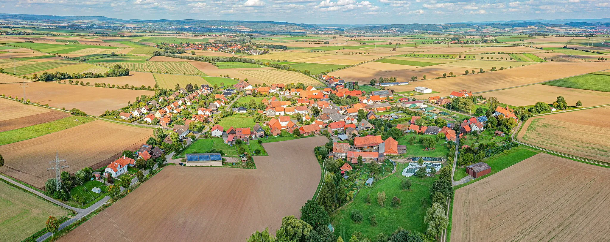 Photo showing: Fotografie des Ortes Dörrigsen, Blickrichtung Norden. Der Ort liegt nördlich des Ahlsburger Höhenzuges.