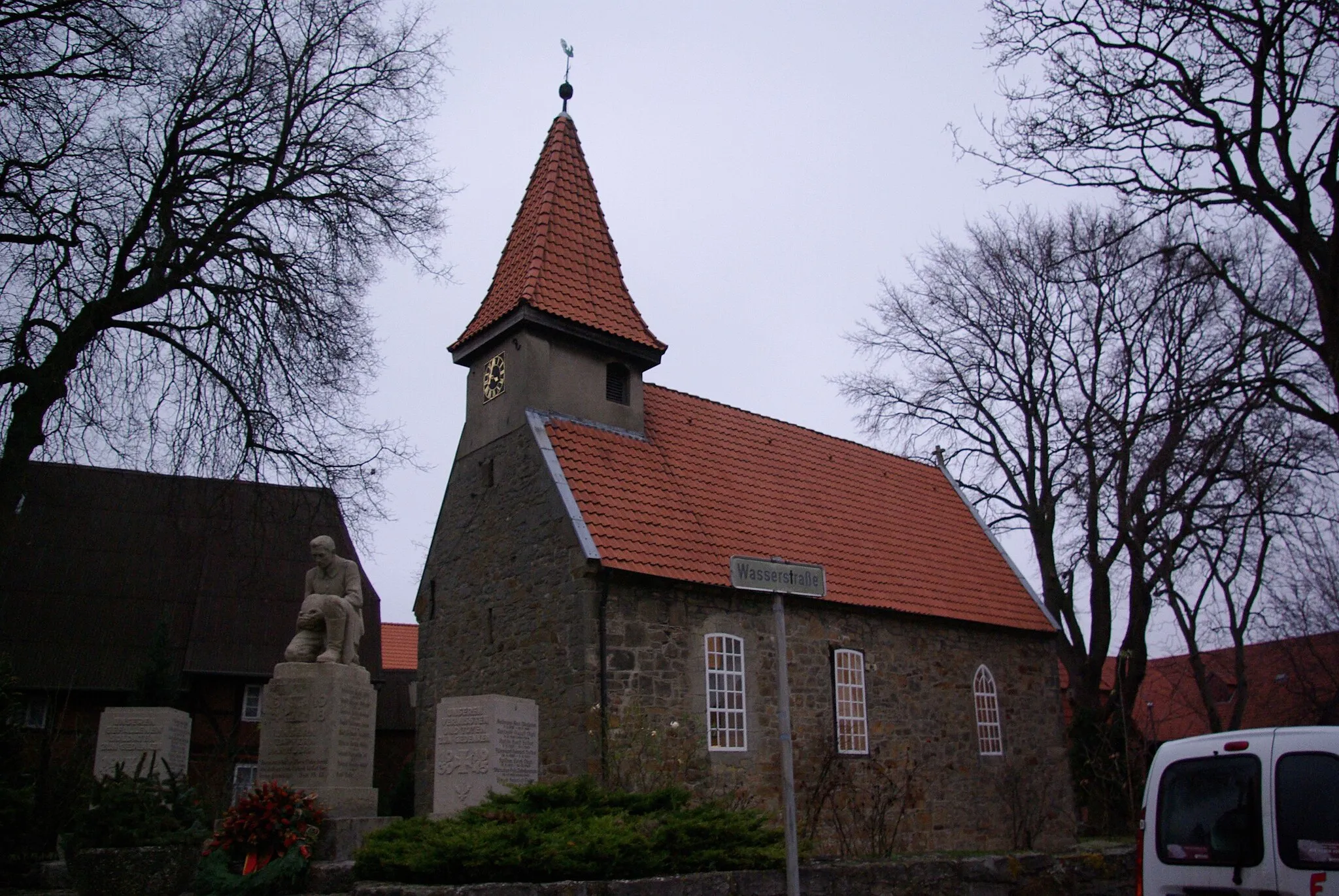 Photo showing: In Schliekum, ein Ortsteil von Sarstedt, in Niedersachsen, befindet sich die Christopherus Kapelle. Zu sehen ist die Kapelle mit dem Kriegerdenkmal. Geotags in Exif-Daten.