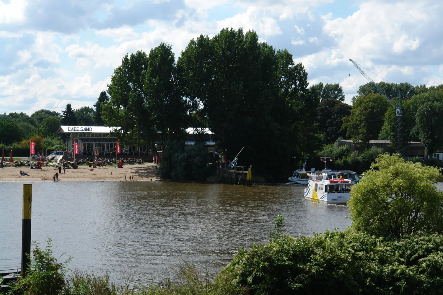 Photo showing: Blick vom Weserufer Osterdeich auf Cafe Sand und Fähre Hal över