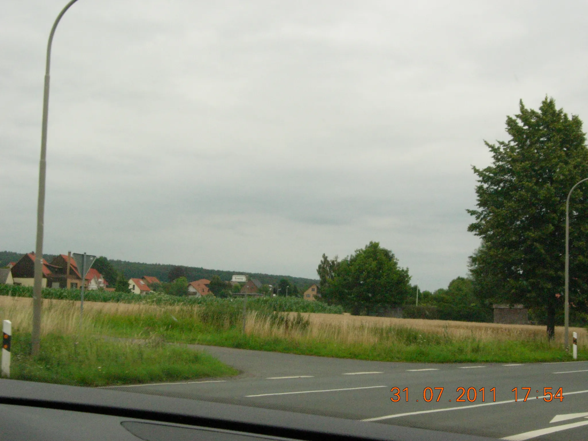 Photo showing: Fields in foreground, Eilsen in background, from Bundesstraße 83