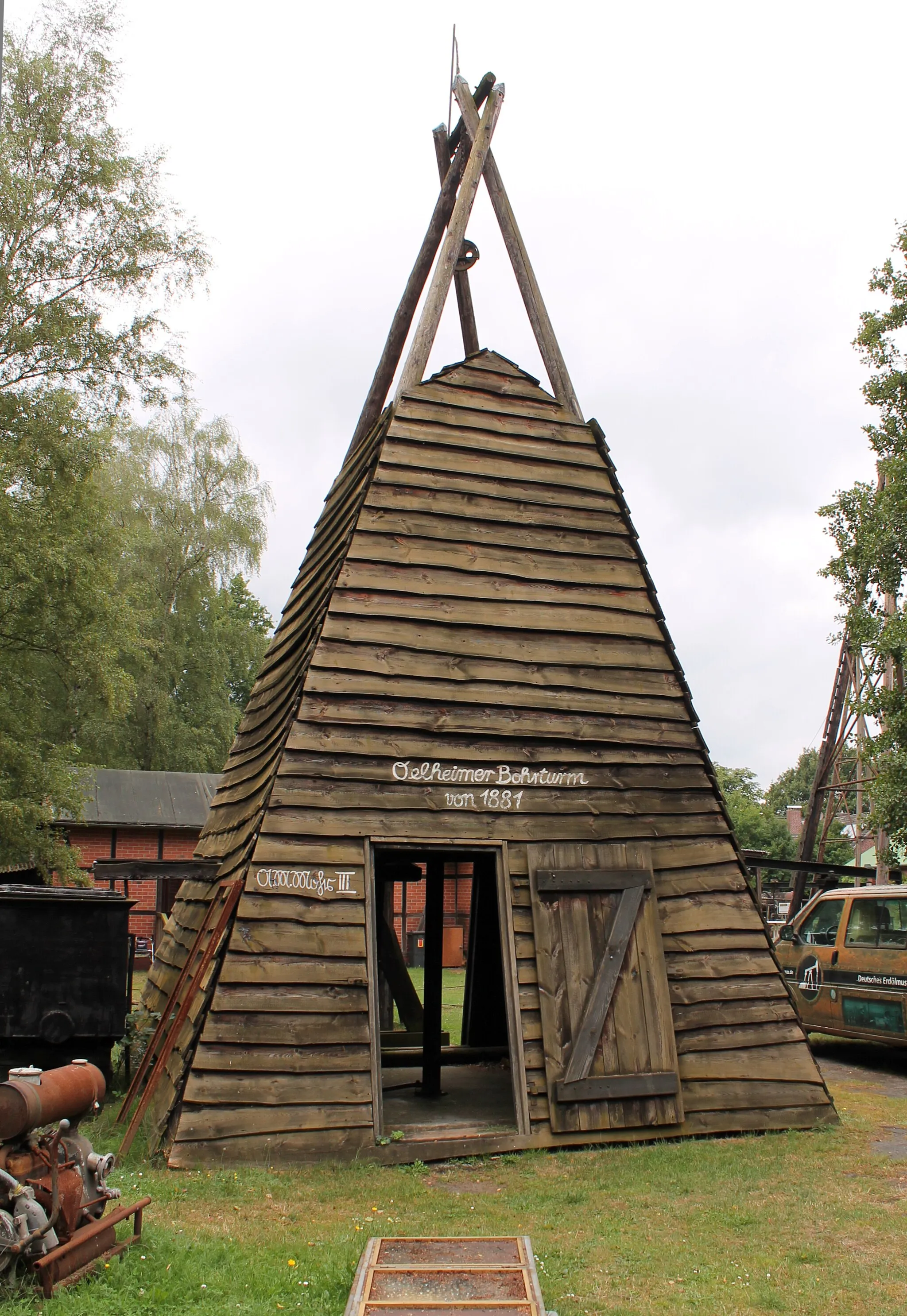 Photo showing: Historischer Bohrturm aus de:Oelheim, museal aufgestellt im Erdölmuseum Wietze.