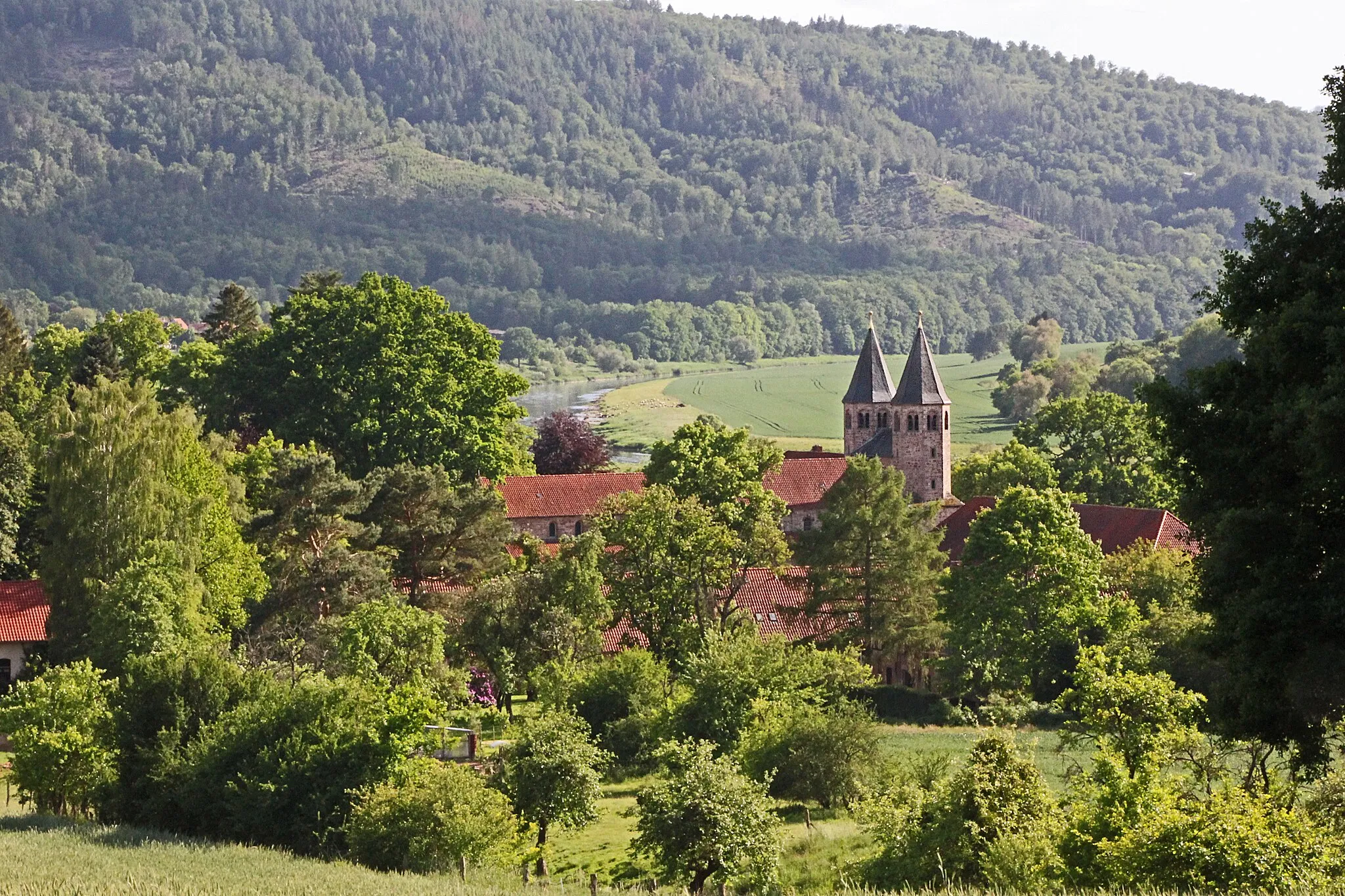 Photo showing: Ortschaft Bursfelde an der Weser, Landkreis Göttingen. Ansicht von Norden. Im Hintergrund der Bramwald.