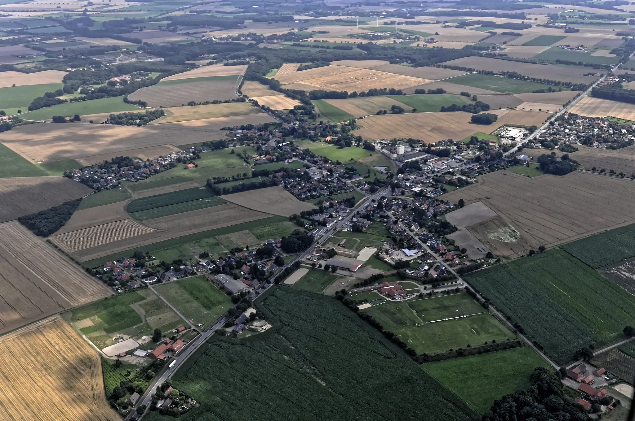 Photo showing: Bilder vom Flug Nordholz-Hammelburg 2015: Blick von Nordwesten auf Heiligenfelde.