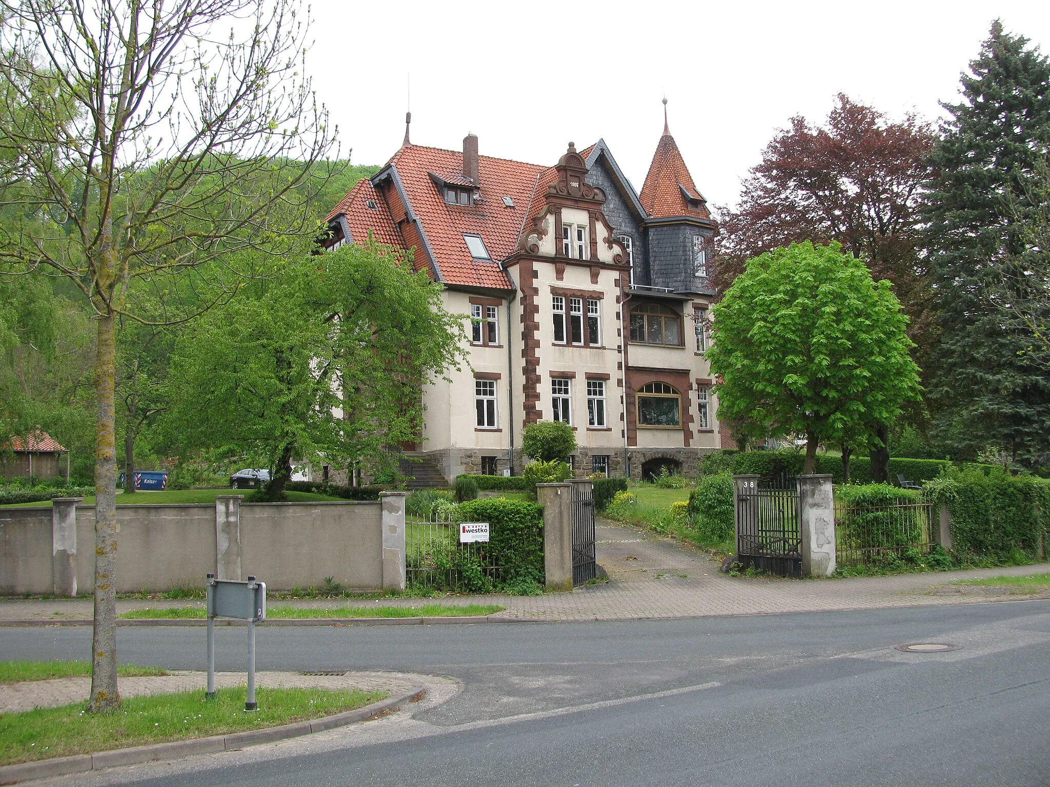 Photo showing: das Haus Hauptstraße 38 in Eimsen mit Einfriedung und Park