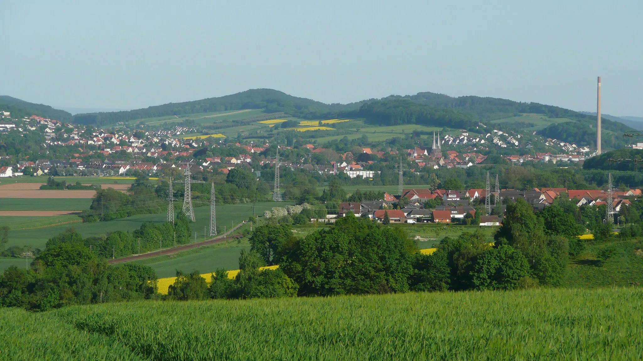 Photo showing: Alfeld an der Leine, Blick von Godenau, rechts Sappi-Schornstein
