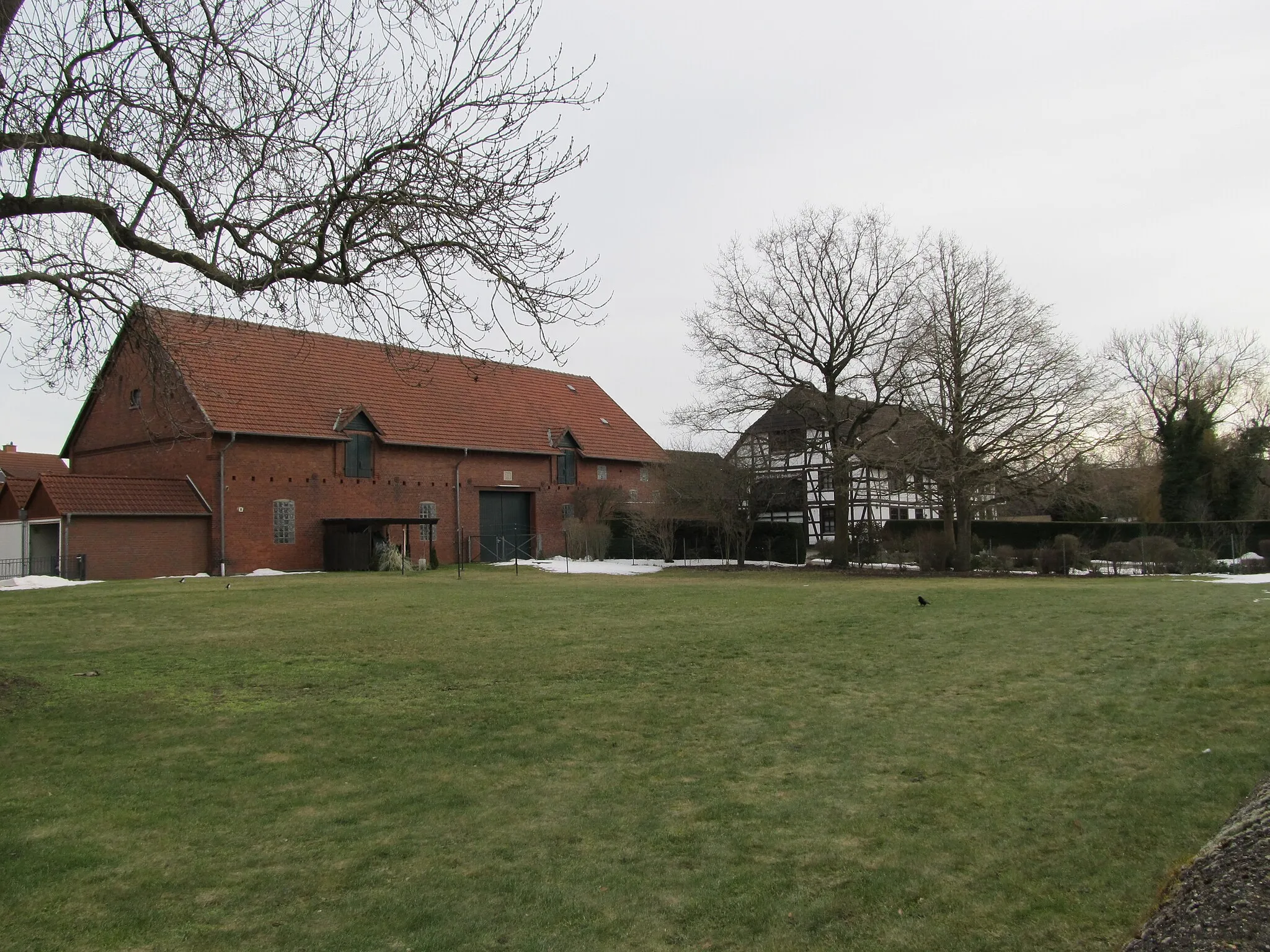 Photo showing: die Hofanlage Peiner Straße 24 in Rethen mit Scheune und Wohnhaus