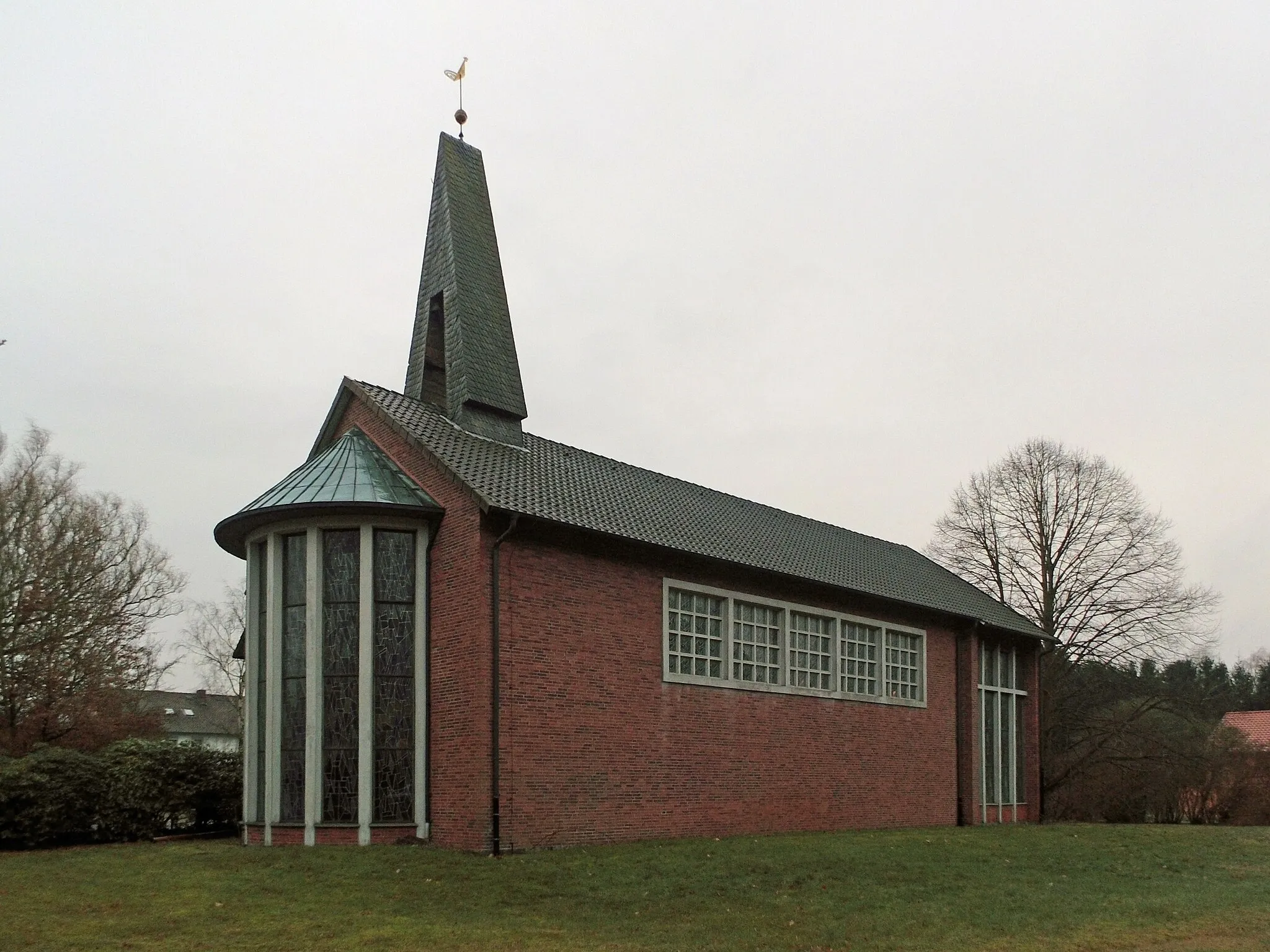 Photo showing: Katholische Kirche "Heilige Familie" in Rodewald, Ansicht von Nordosten.