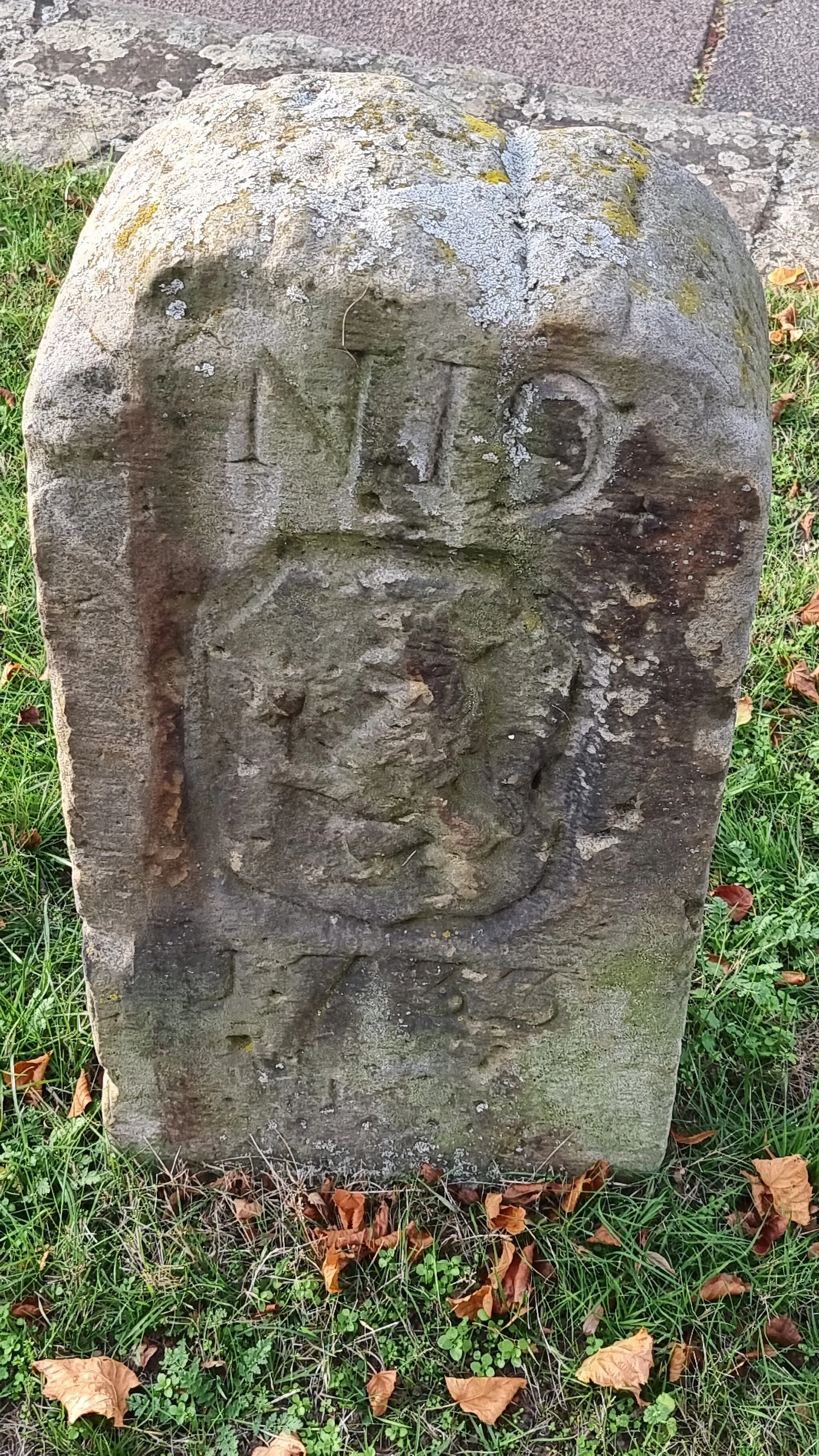 Photo showing: Ein nach links schreitender bekrönter Löwe mit einem hochgehaltenen Stab (?) in der rechten Tatze vor dem Eingang zur Petruskirche in Steinhude ...