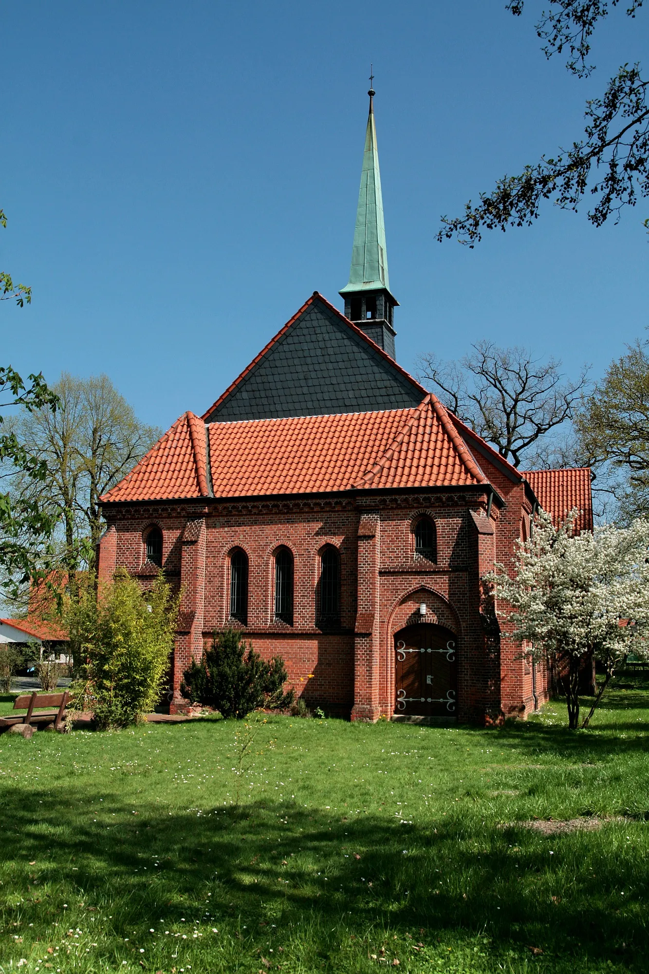 Photo showing: Neugotische Kirche von 1888 in Idensen (Wunstorf), Niedersachsen, Deutschland