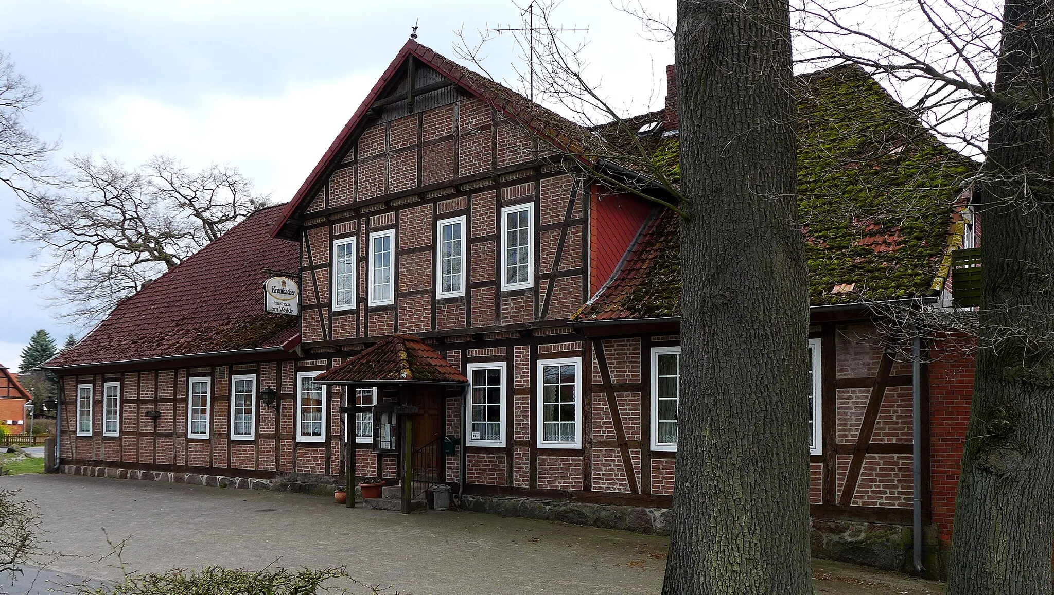 Photo showing: Gasthaus "Haus am Walde" in Düshorn, Landkreis Heidekreis. Fachwerkgebäude, gelegen gegenüber der Kirche St.-Johannes der Täufer und dem Friedhof in der Dorfmitte. Die Adresse ist Wedden 3.