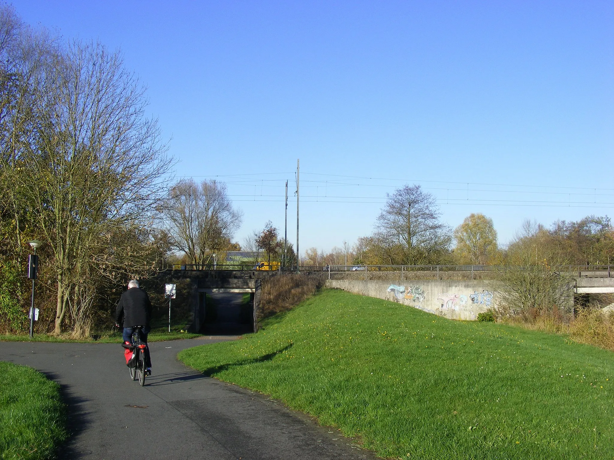 Photo showing: Eisenbahnunterführung am Nordende des Parks Links der Weser am linken Deich der neuen Ochtum, links Verbindung zur Alten Heerstraße in Mittelshuchting, geradeaus zum Wardamm und dann auf diesem rechts nach Woltmershausen.