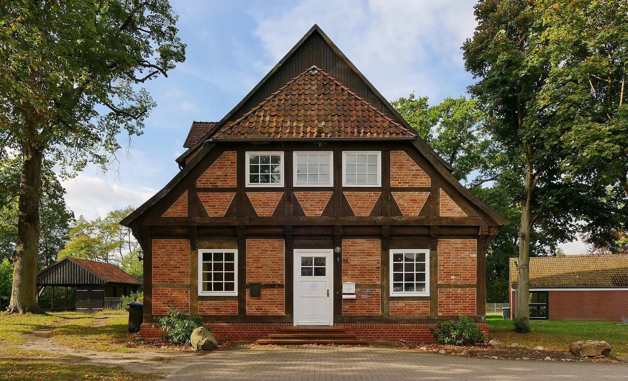 Photo showing: Das jetzige Pastorenhaus (Stechinelli-Haus aus dem Jahr 1570, damals ein Gutshaus) in Elze wurde 1985 restauriert und ist das älteste Haus der Wedemark. Es befindet sich in Elze, Wasserwerkstraße 42. Es steht unter Denkmalschutz. Die Hausnummer 44 gehört zu einem modernen Wohnhaus in der direkten Nachbarschaft.