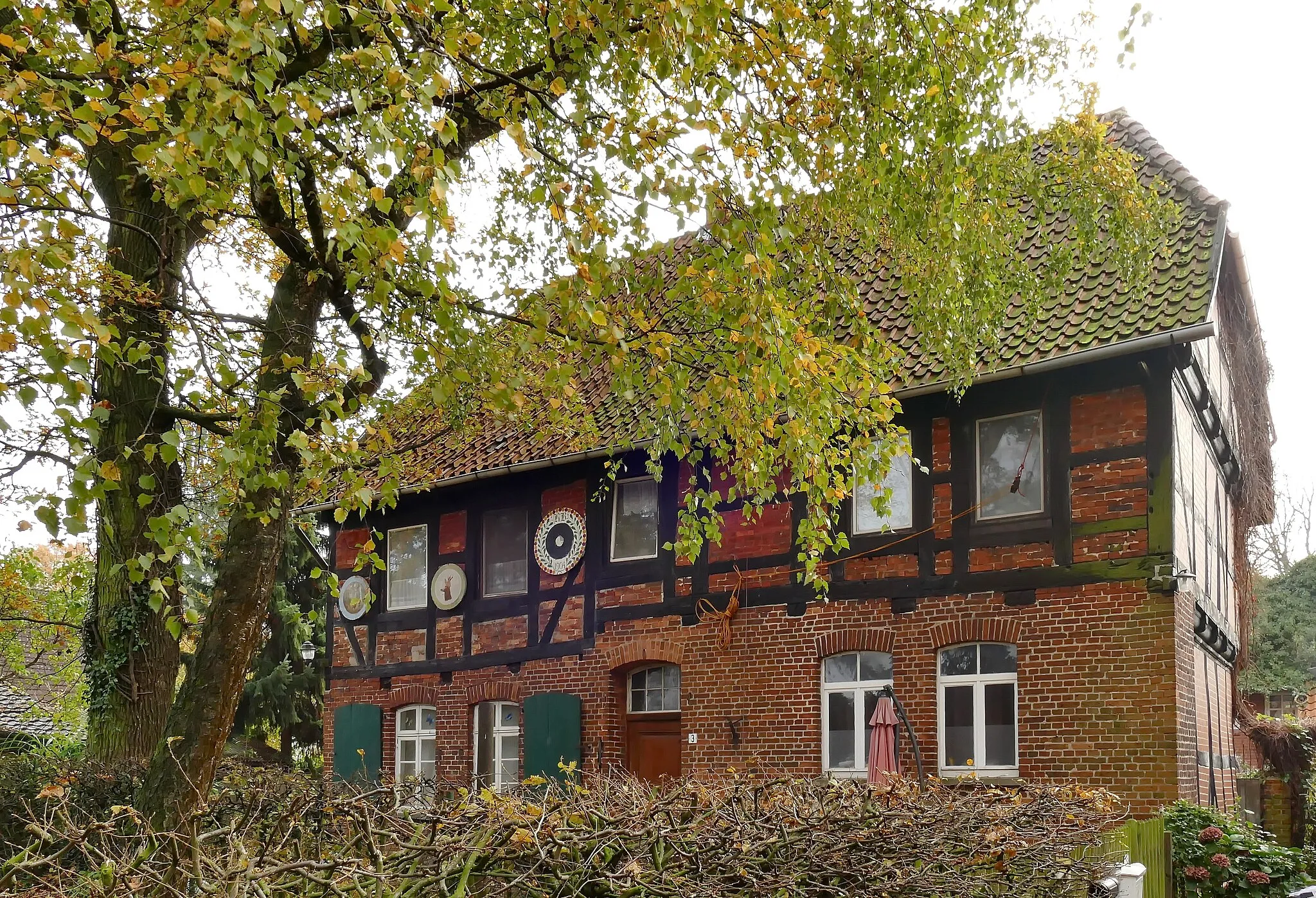Photo showing: Das Wohnhaus in Isernhagen, Kircher Bauerschaft, An der Marienkirche 2, ist ein Baudenkmal.