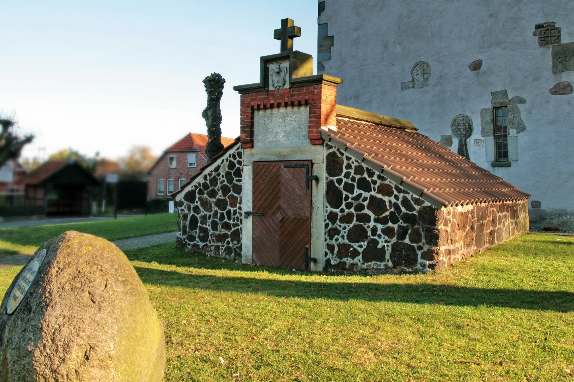 Photo showing: Grabmal von 1788 des Oberst Hattdorf bei der Marienkirche in Isernhagen