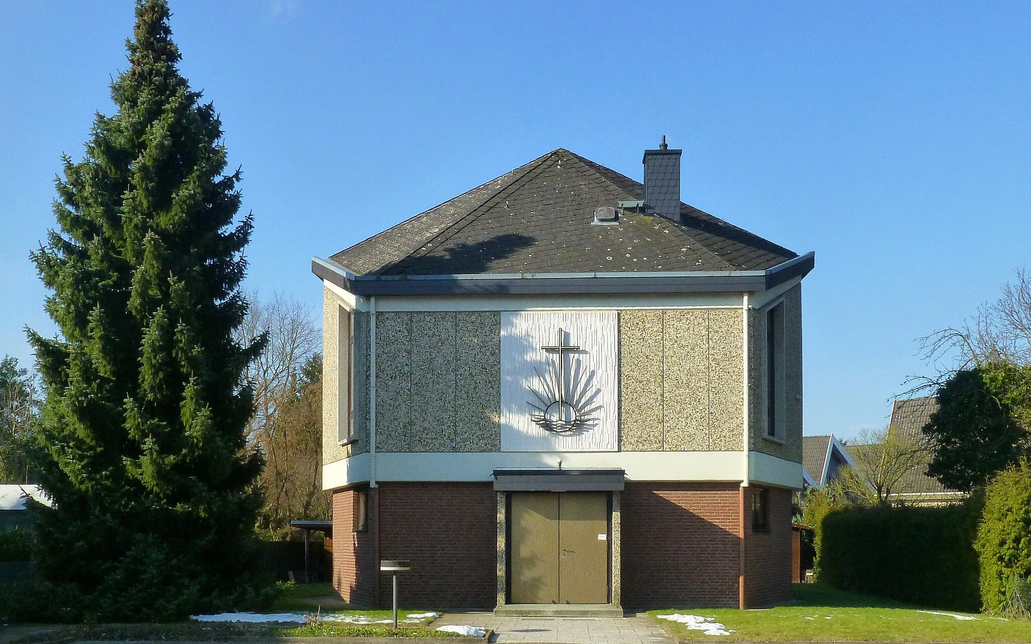Photo showing: Die Neuapostolische Kirche befindet sich in der Stadt Burgwedel im Stadtteil Großburgwedel und liegt an der Straße Am Flöth.