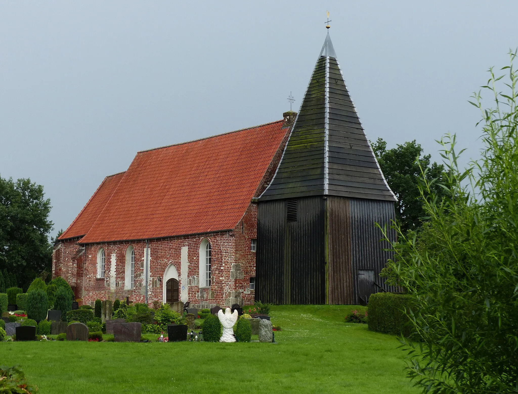 Photo showing: St. Gallus in Altenesch-Süderbrook (zu Lemwerder) von NW nach Regenschauer