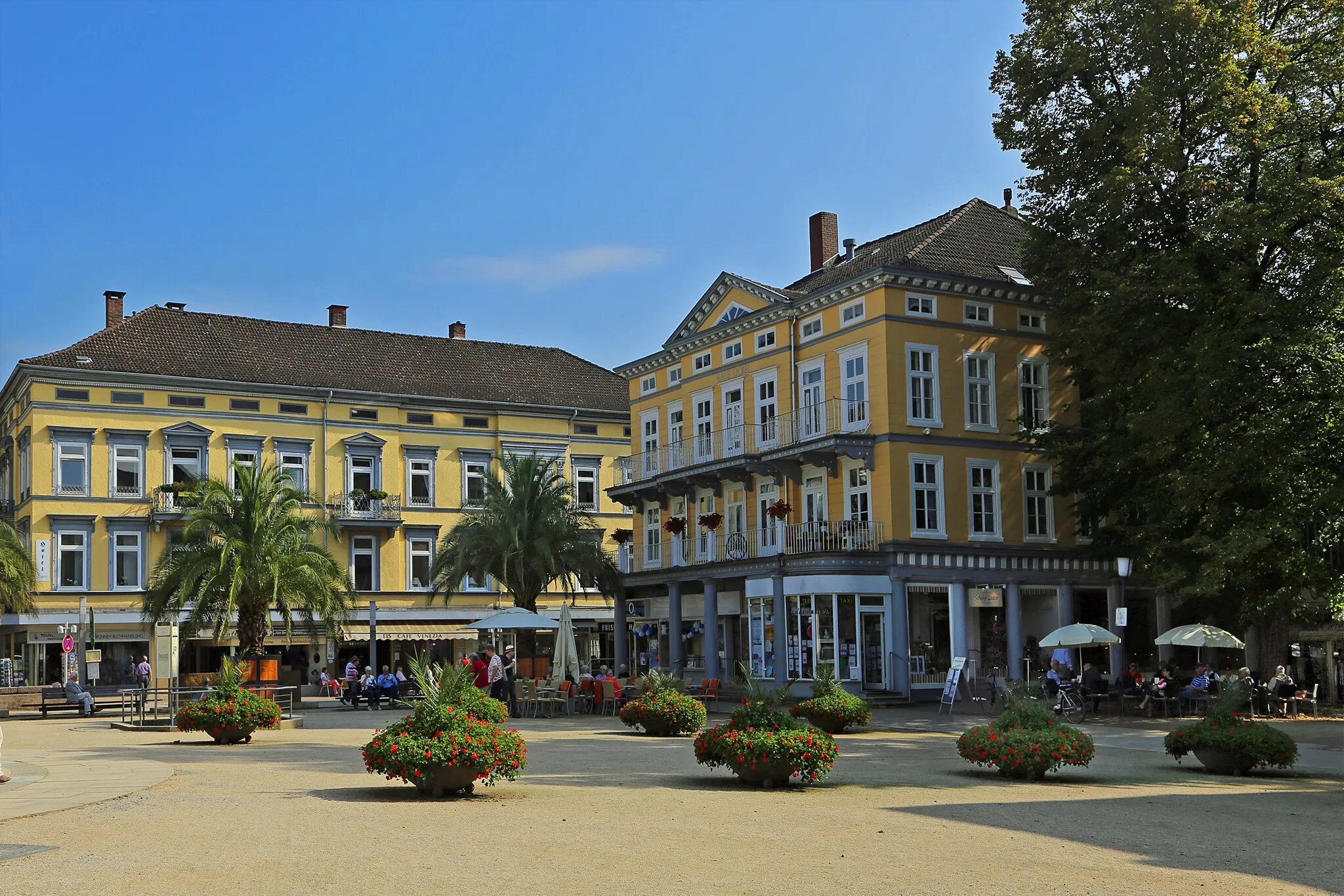 Photo showing: At the fountain square in Bad Pyrmont, a health resort in the district Niedersachsen, Germany.