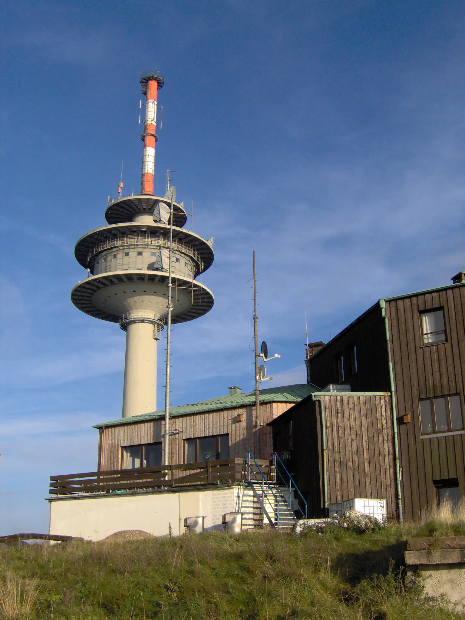 Photo showing: Köterberg mit Rundfunkturm am 3. Oktober 2005.