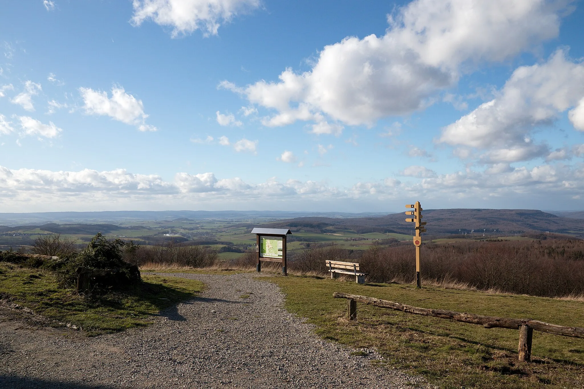 Photo showing: Bei gutem Wetter kann man vom Köterberg bis zum Harz, zum Teutoburger Wald, zum Wesergebirge und bis nach Kassel sehen. Der Köterberg ist ein beliebtes Ausflugsziel, das im Sommer die Motorradfahrer und im Winter die Wintersportler anzieht. Auf ihm befindet sich ein Fernmeldeturm der Telekom sowie weitere Telekommunikationseinrichtungen und das Köterberghaus.